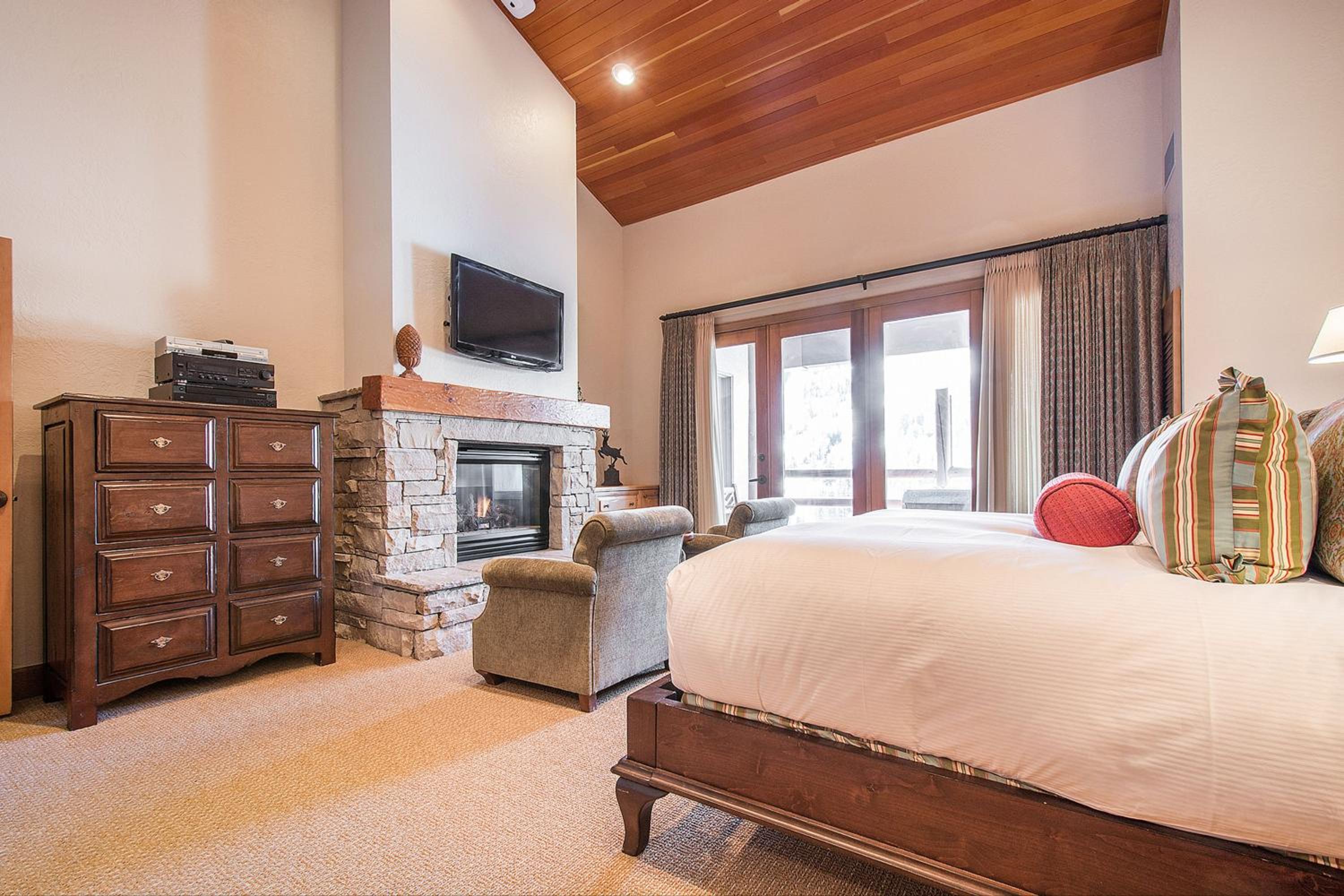 Premium Luxury Five Bedroom Townhouse with Hot Tub - Photo 8