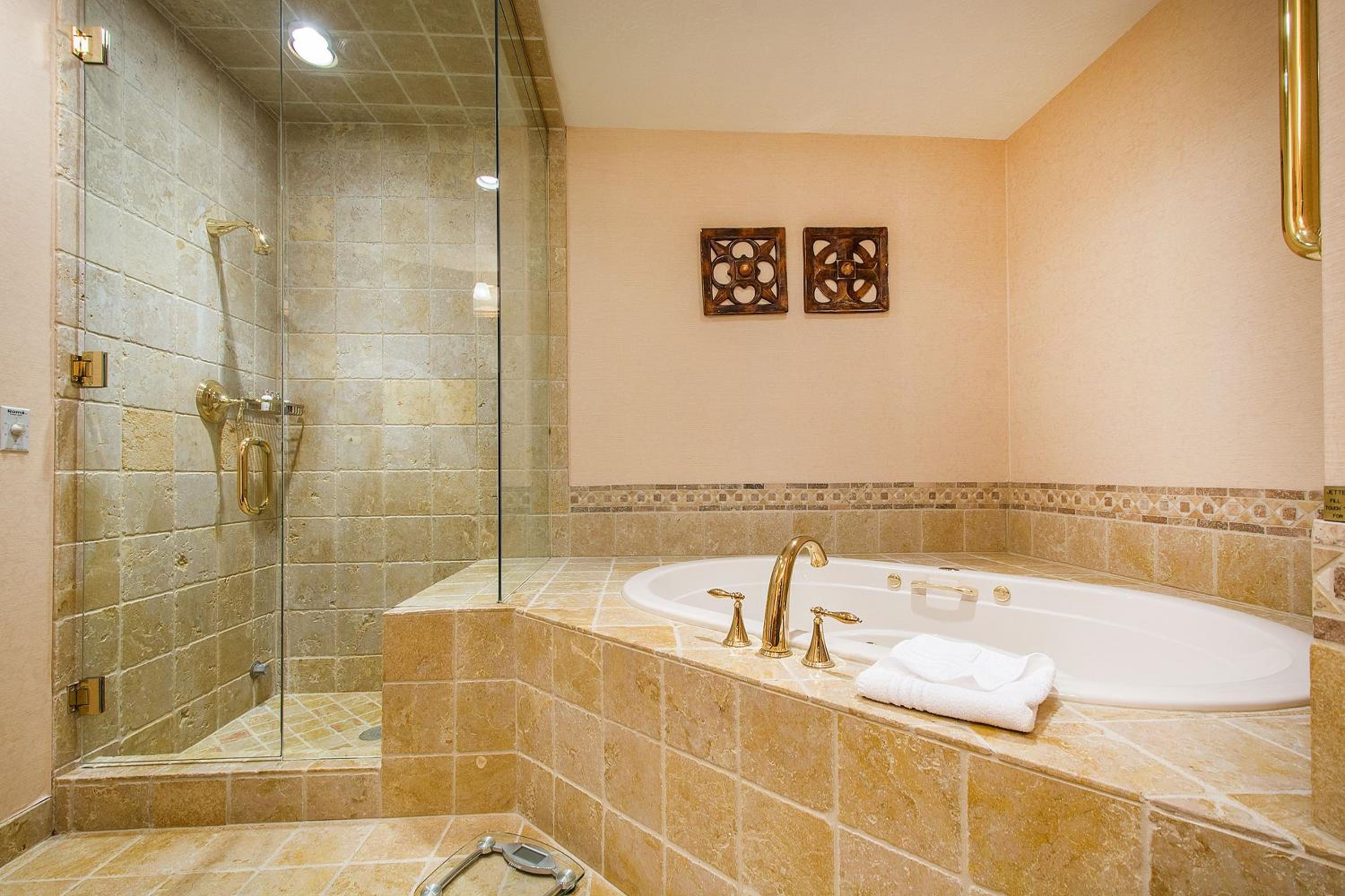 Premium Luxury Five Bedroom Townhouse with Hot Tub - Photo 9