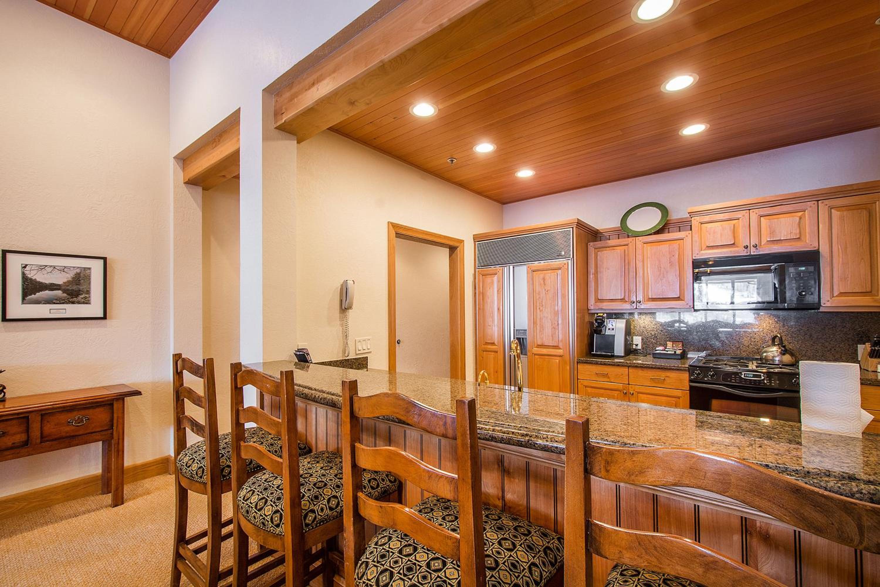Premium Luxury Five Bedroom Townhouse with Hot Tub - Photo 6
