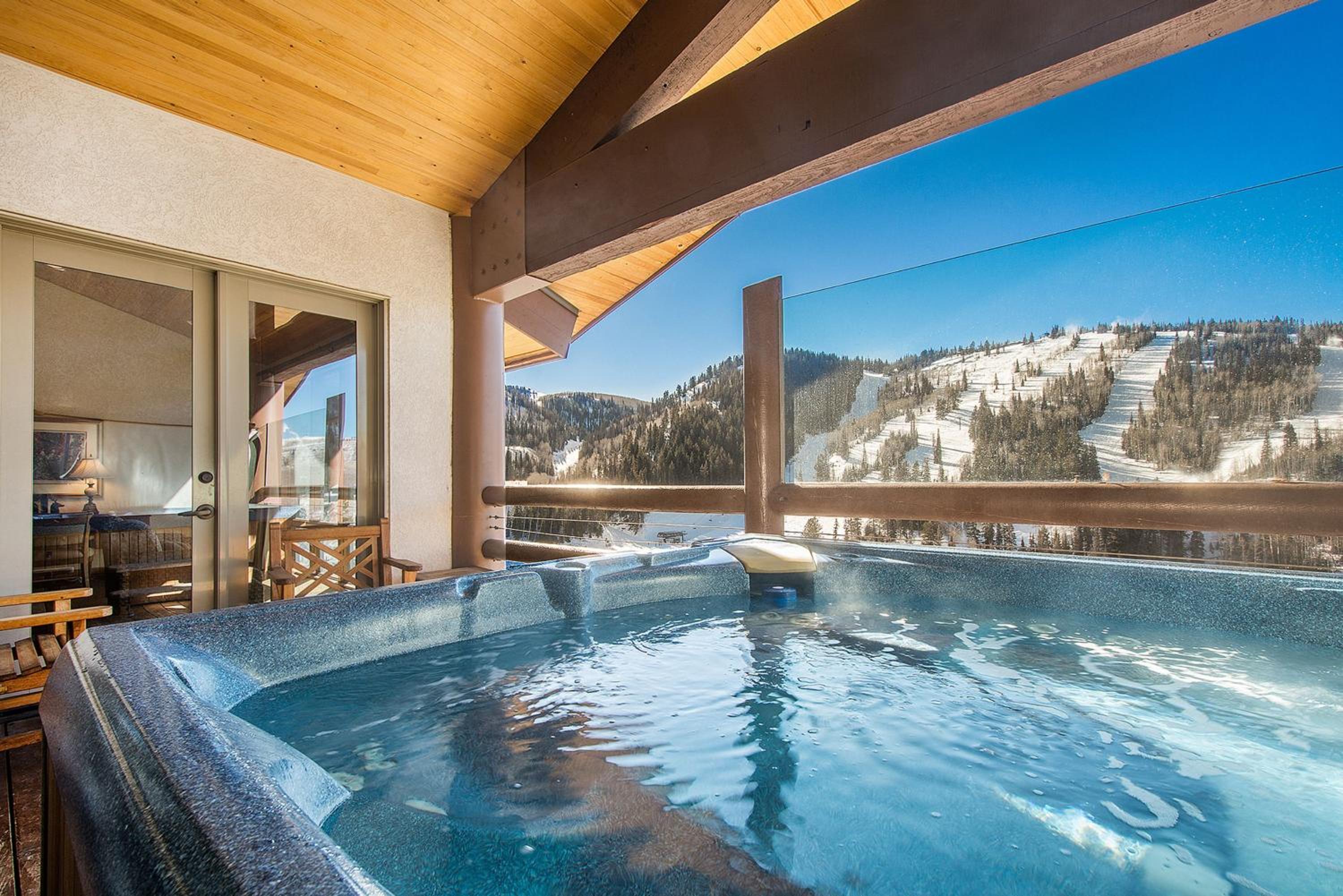 Premium Luxury Five Bedroom Townhouse with Hot Tub - Photo 2