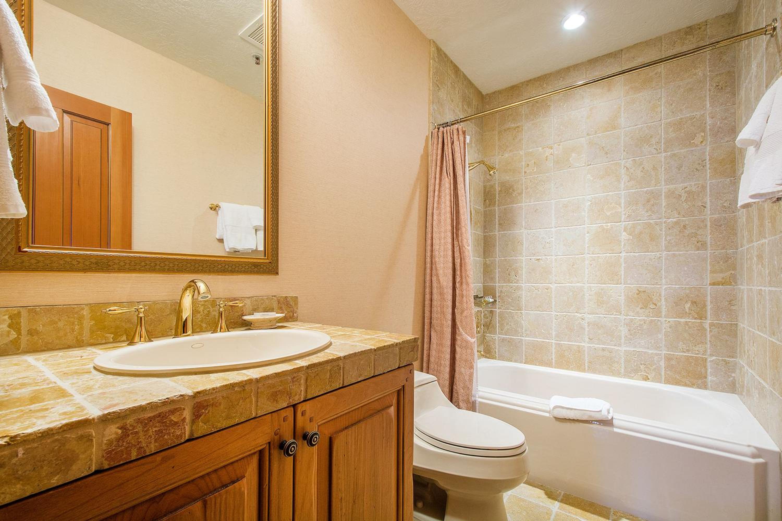 Premium Luxury Five Bedroom Townhouse with Hot Tub - Photo 10