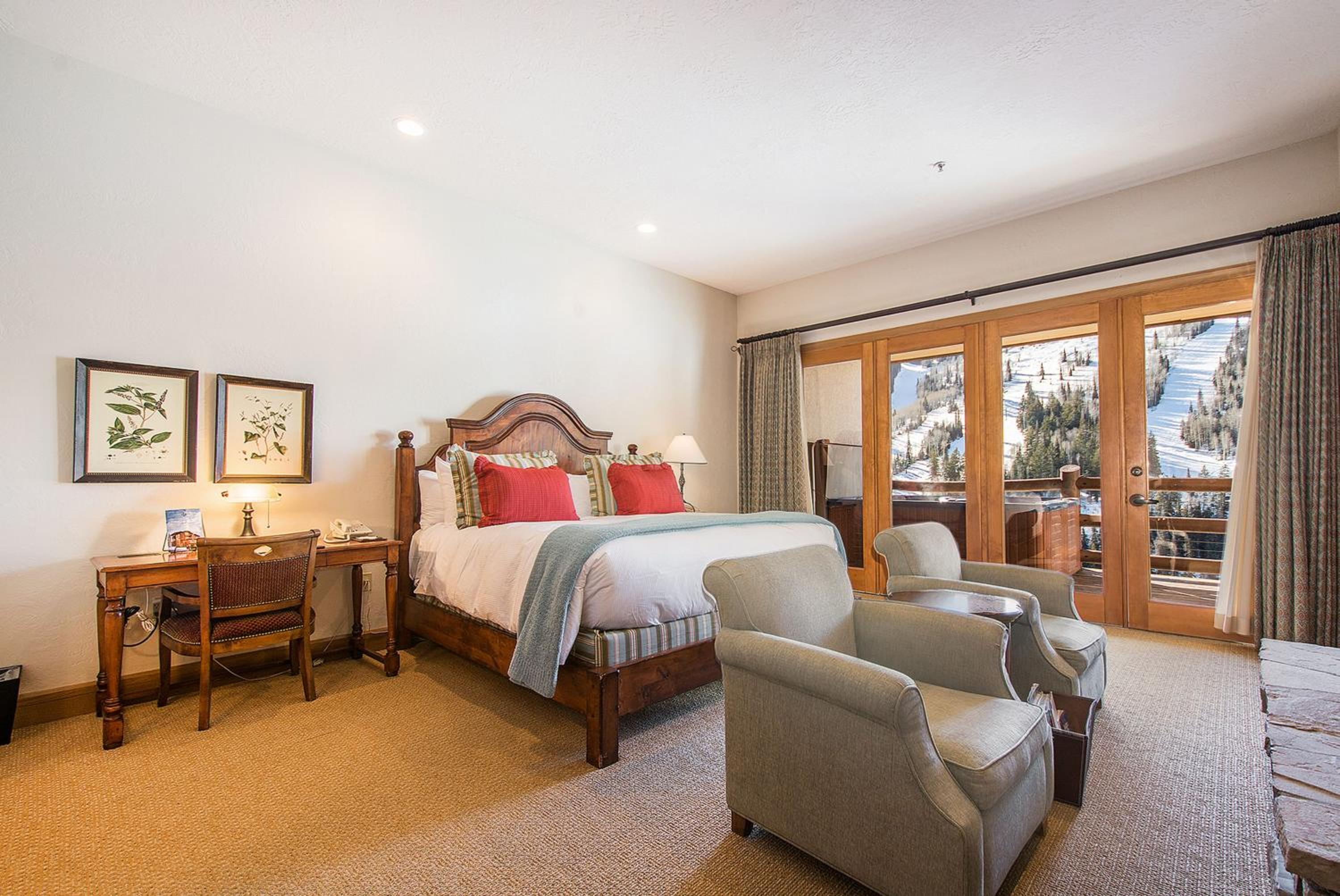 Premium Luxury Five Bedroom Townhouse with Hot Tub - Photo 11