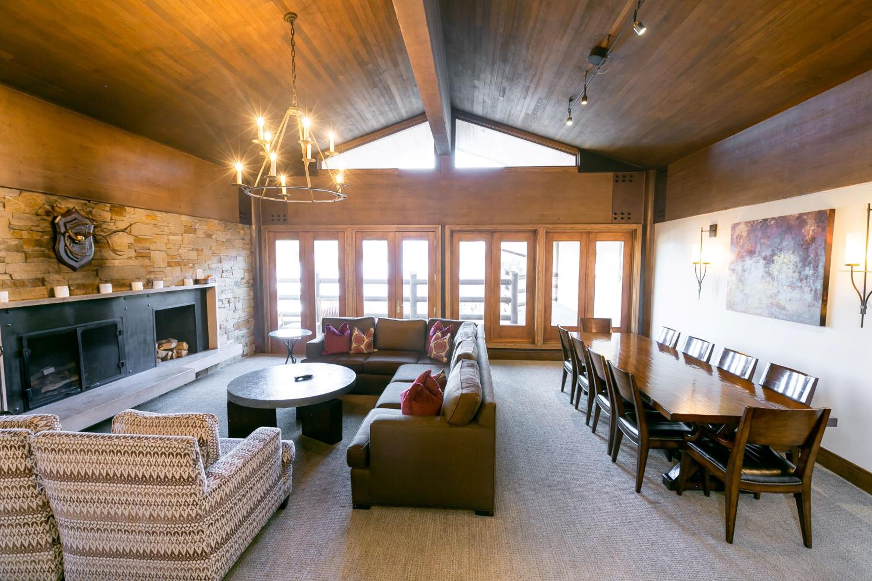 Suite - Photo 1