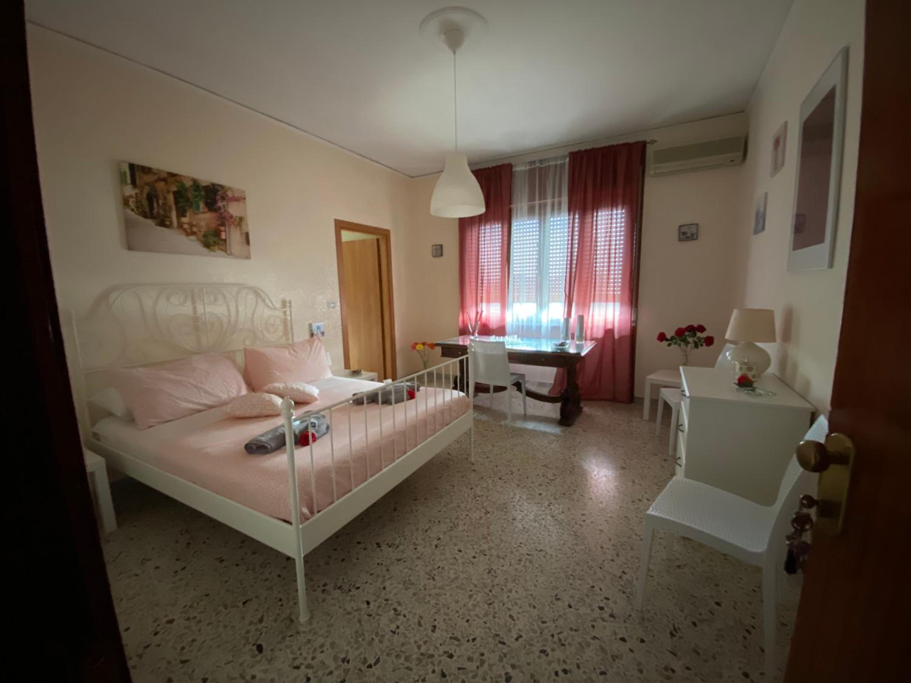 One-Bedroom Apartment - Photo 1