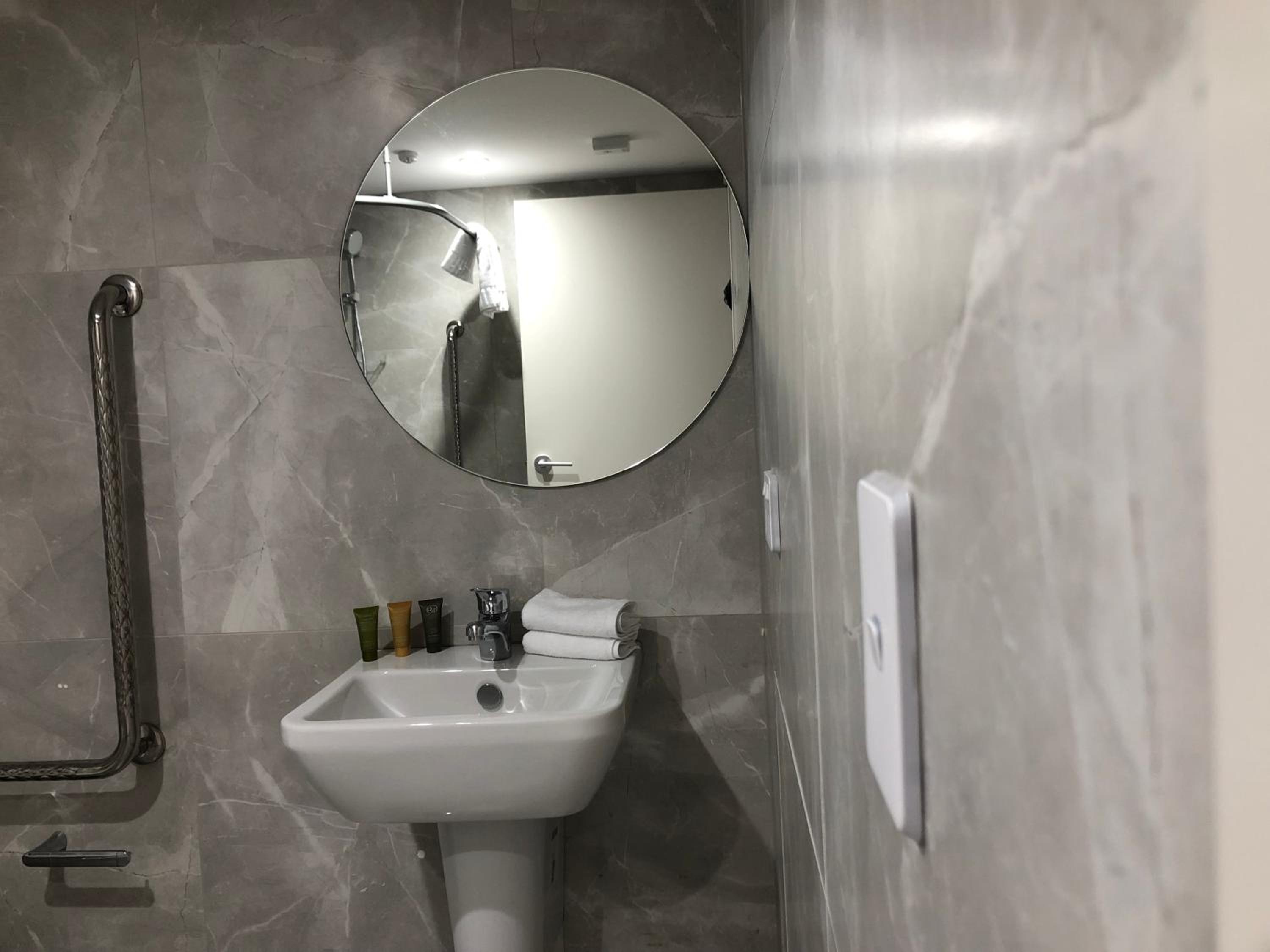 Double Room - Disability Access - Photo 6