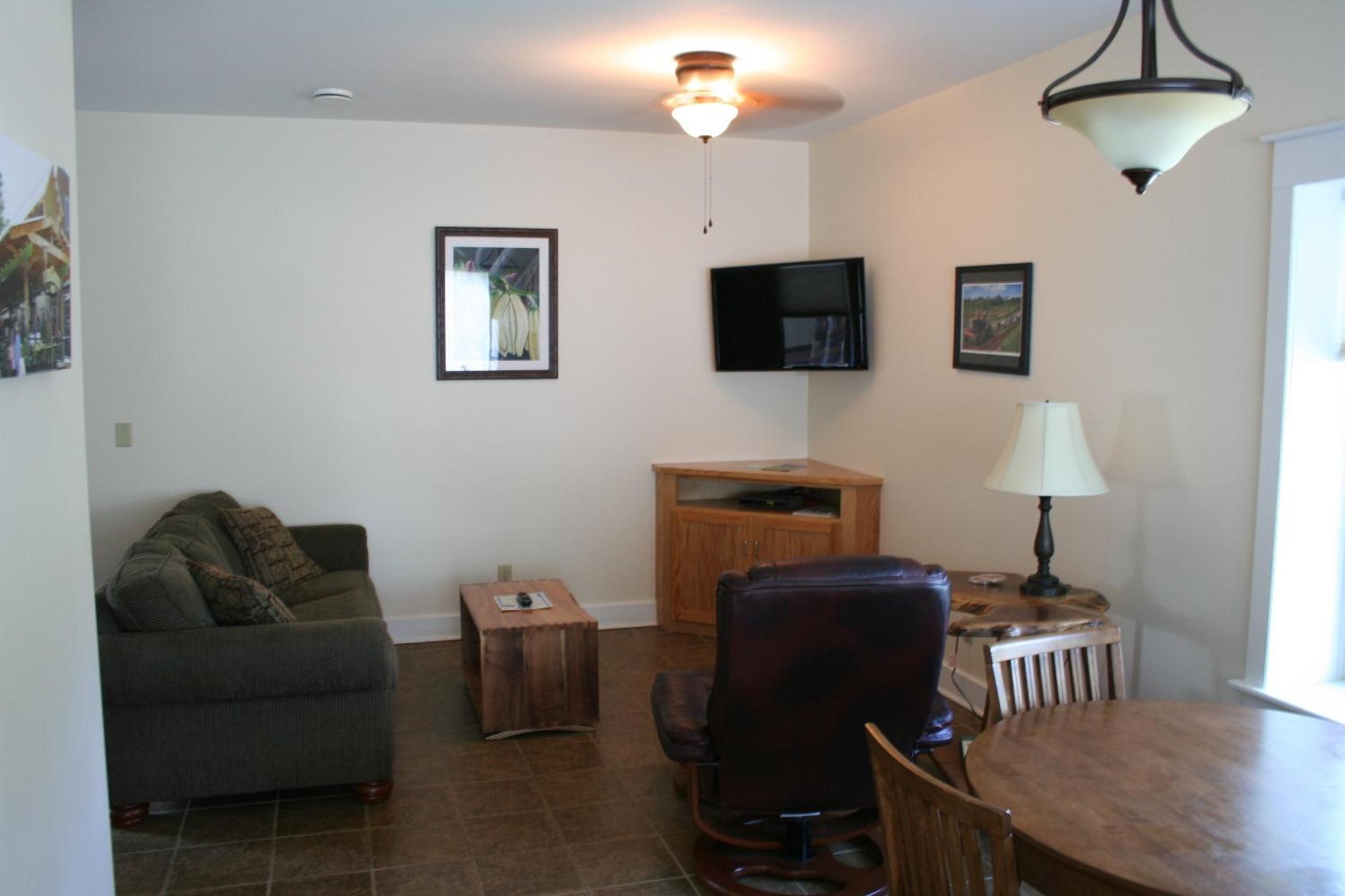 Deluxe King Suite photo 3