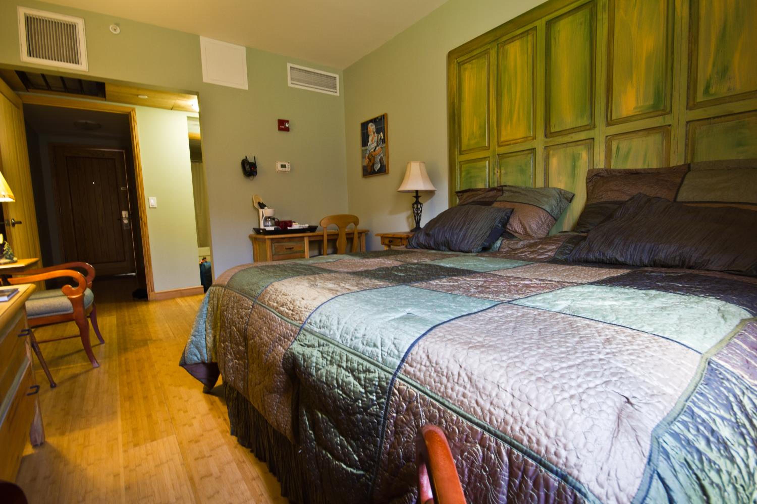 Deluxe King Room photo 2