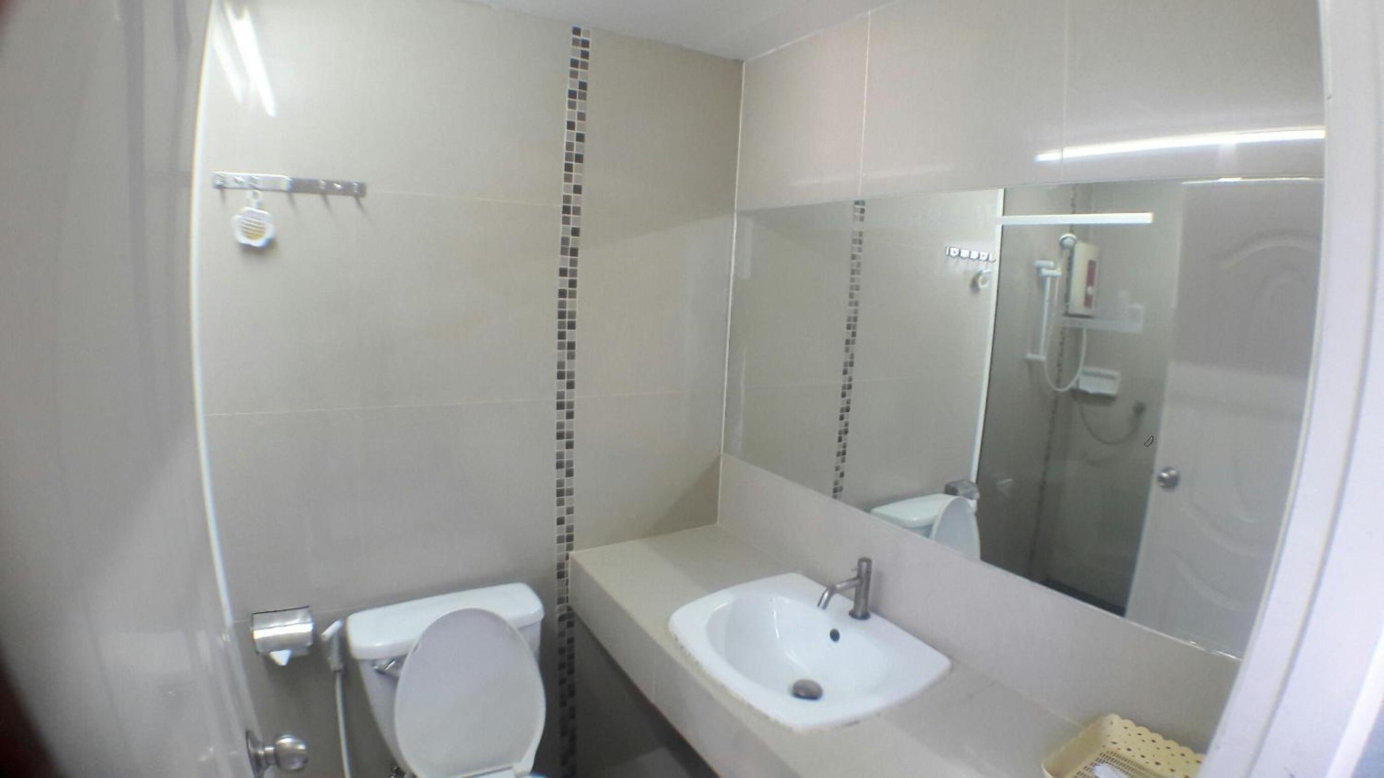 Deluxe Queen Room - Photo 12