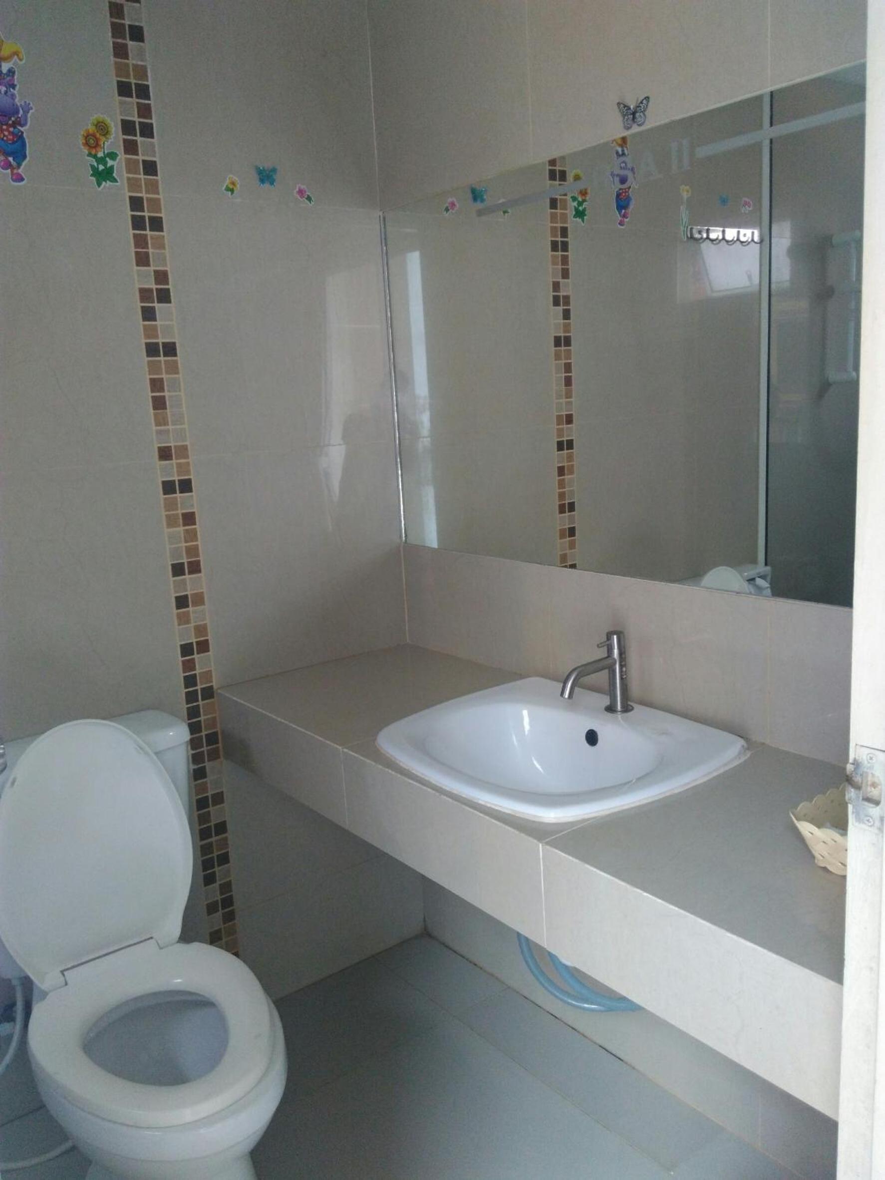 Deluxe Queen Room - Photo 8