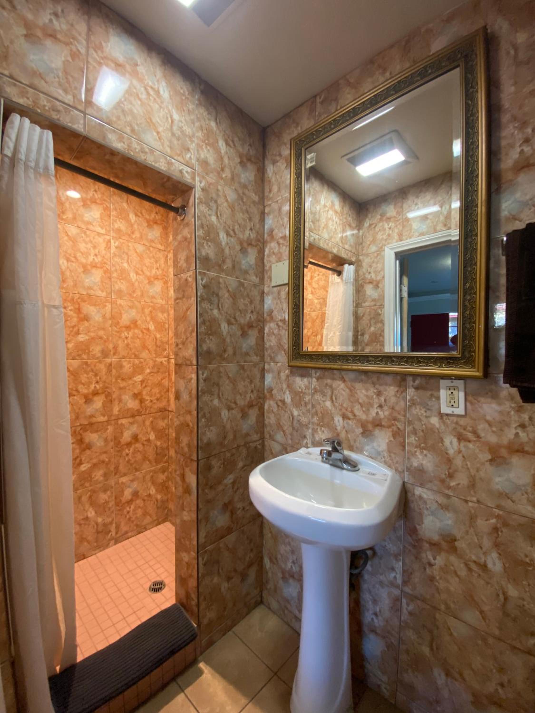 Queen Room - Non Smoking photo 3