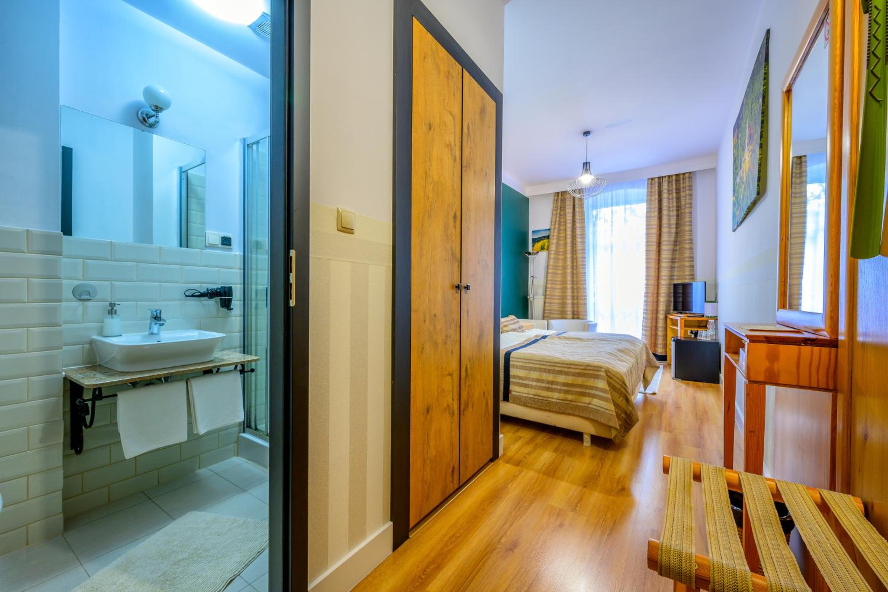 King Room with Balcony - Photo 3