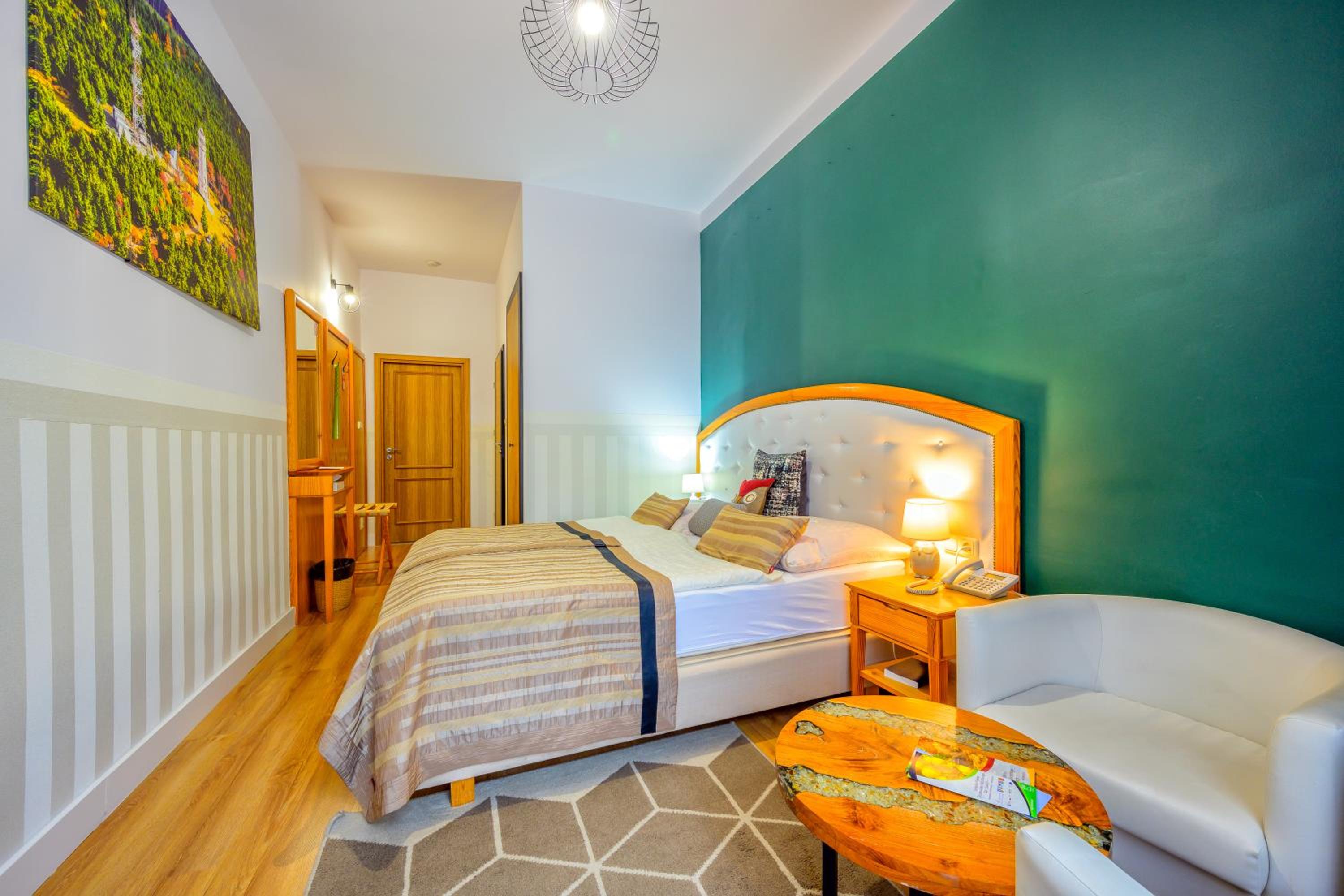 King Room with Balcony - Photo 4