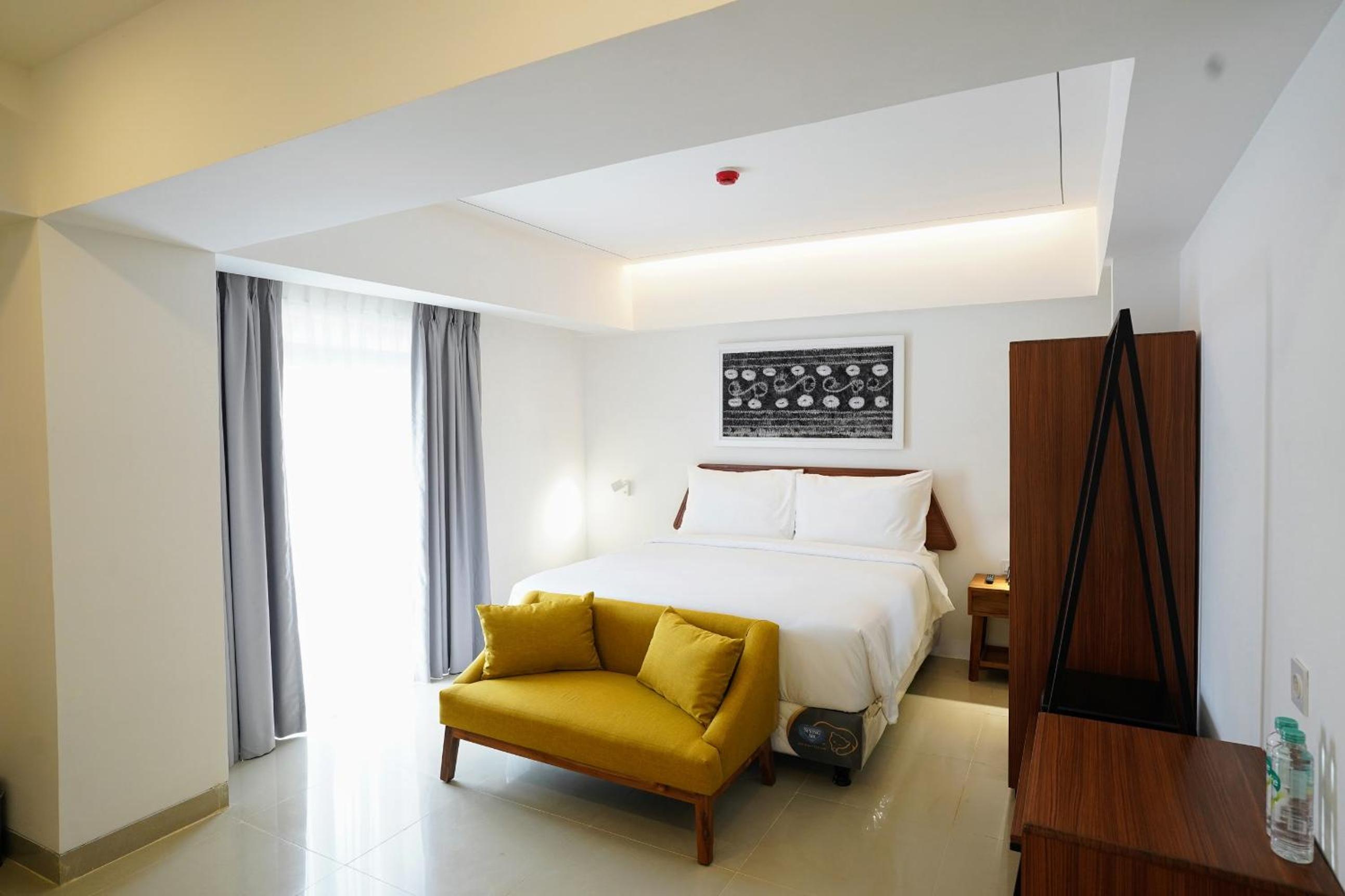 Double Room with Pool View - Photo 2