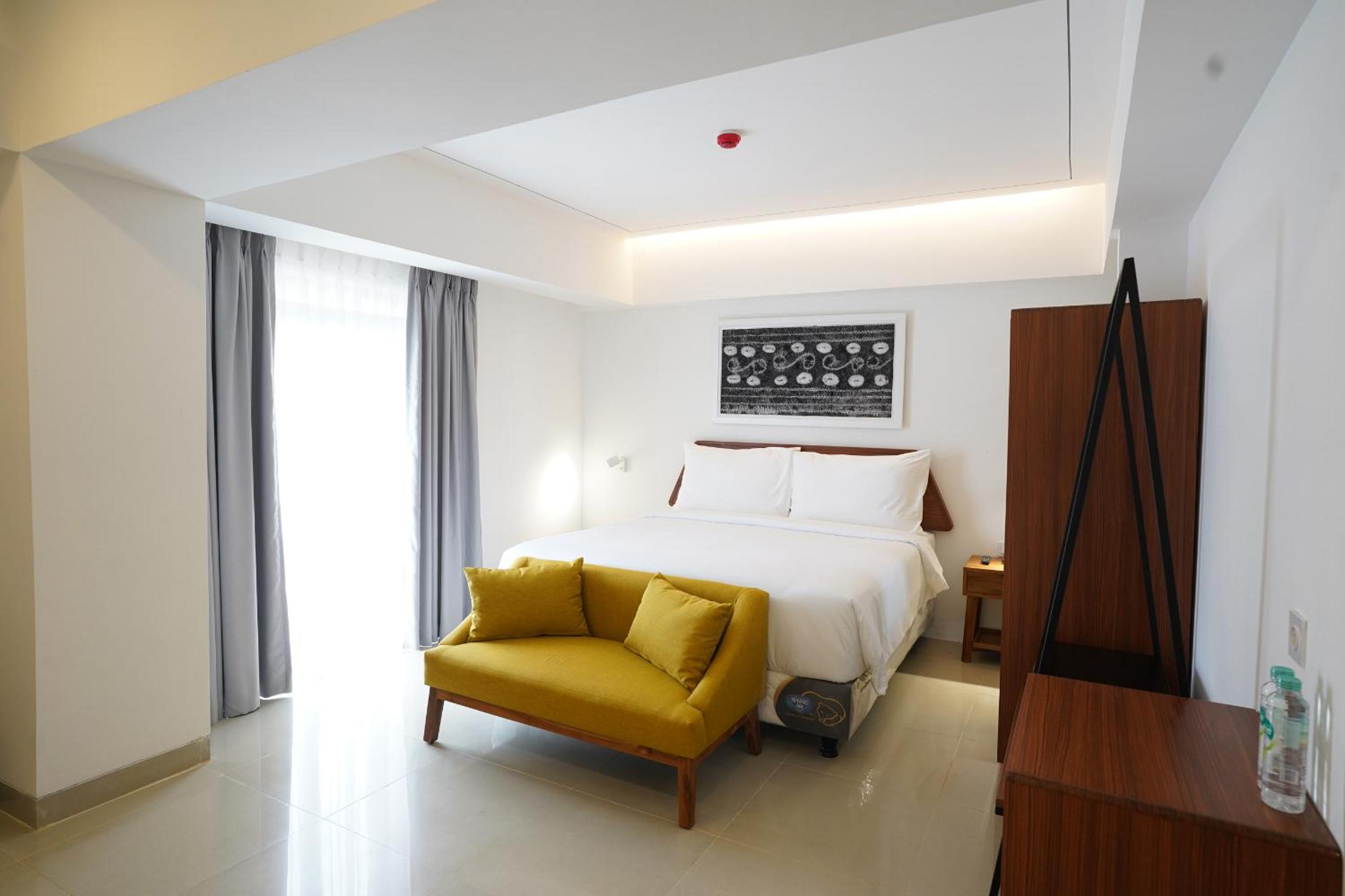 Double Room with Pool View - Photo 3