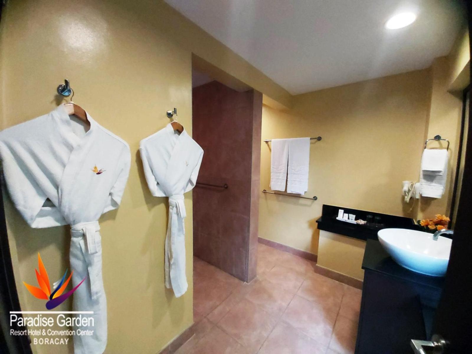 Premier Wing Deluxe Room - Photo 6