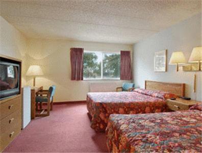 Queen Room with Two Queen Beds - Smoking - Photo 3