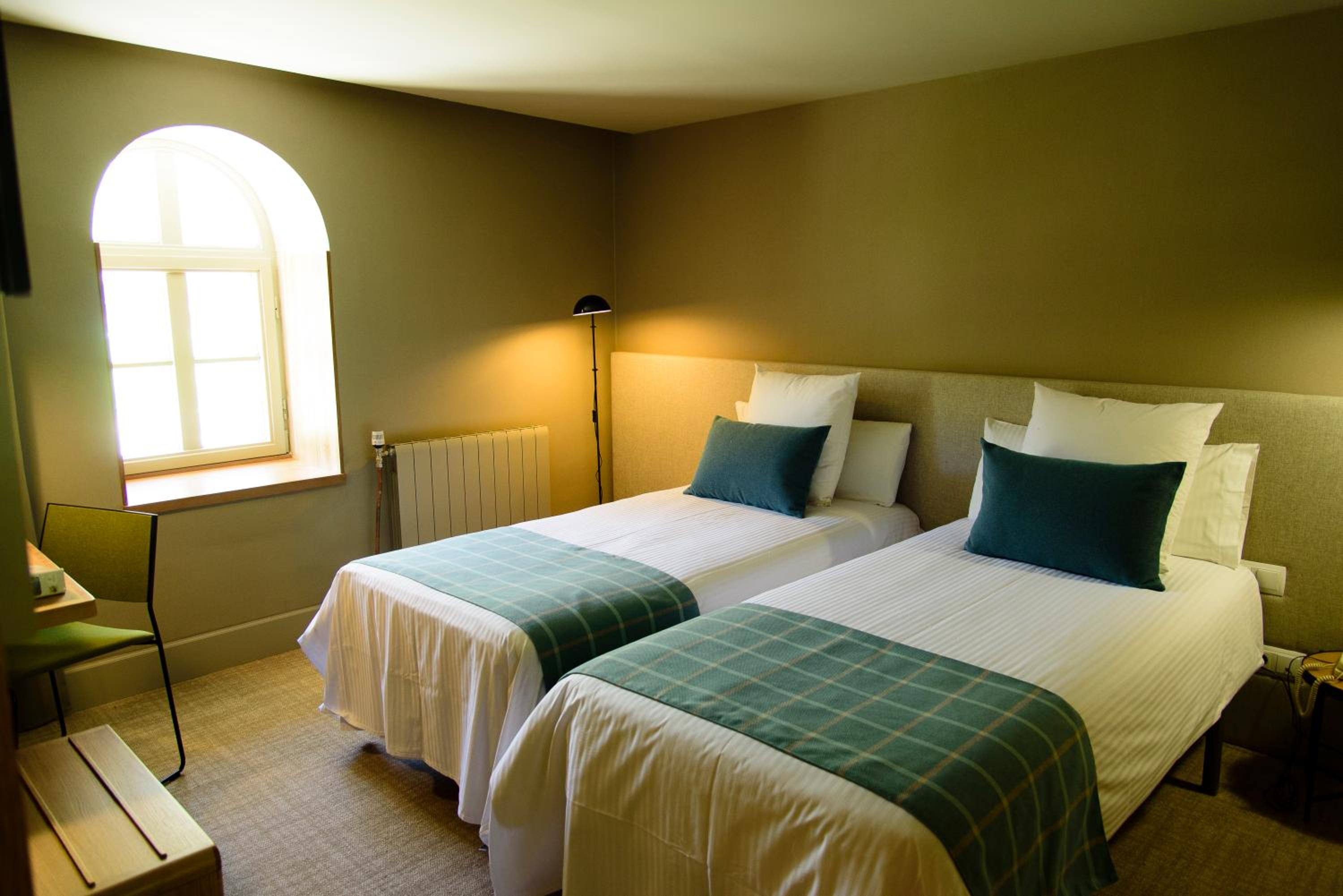 Superior Twin Room with Lake View photo 2