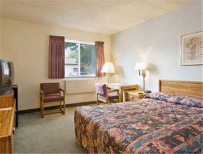 Queen Room - Non-Smoking - Photo 2