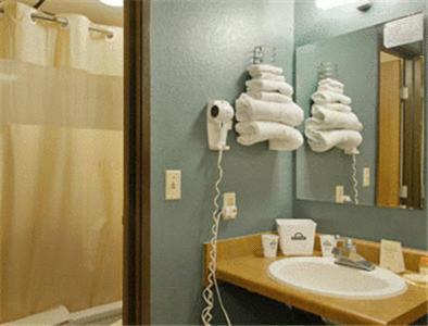 Queen Room - Non-Smoking - Photo 3