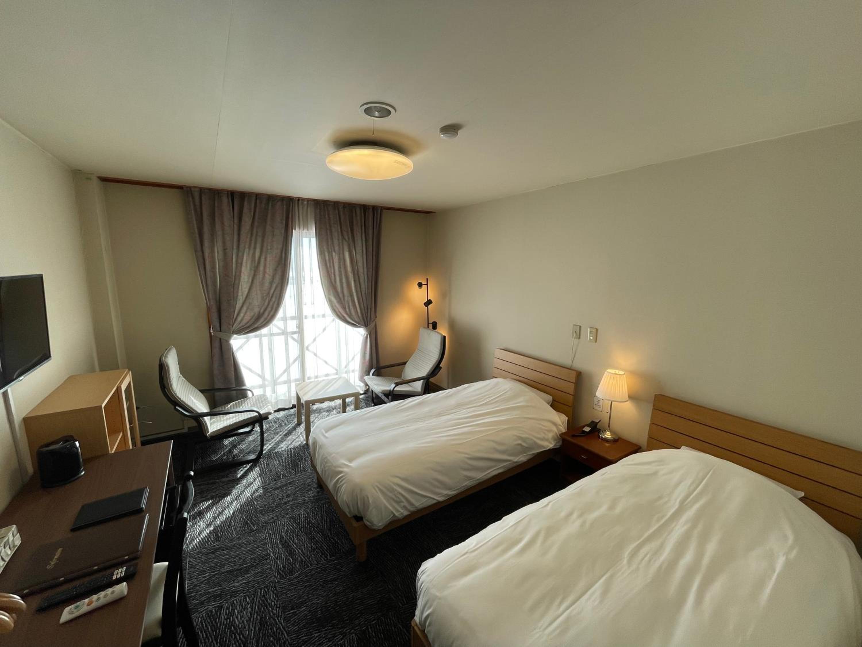 Standard Twin Room with Mountain View
