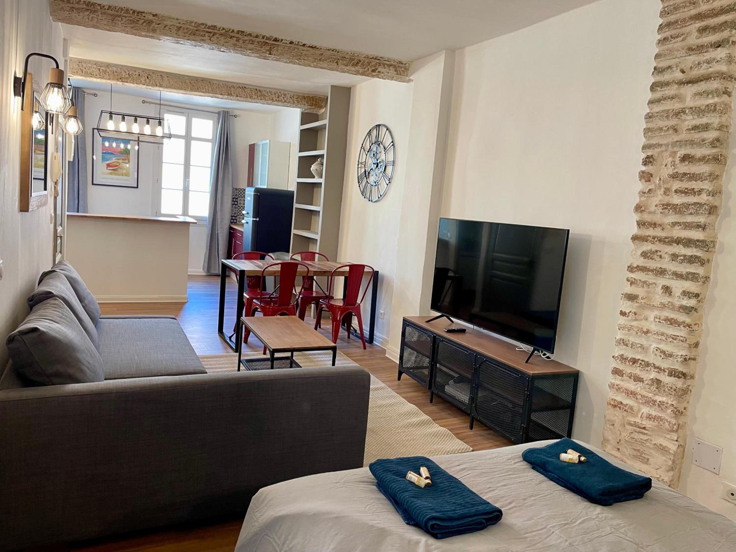 One-Bedroom Apartment - Photo 1