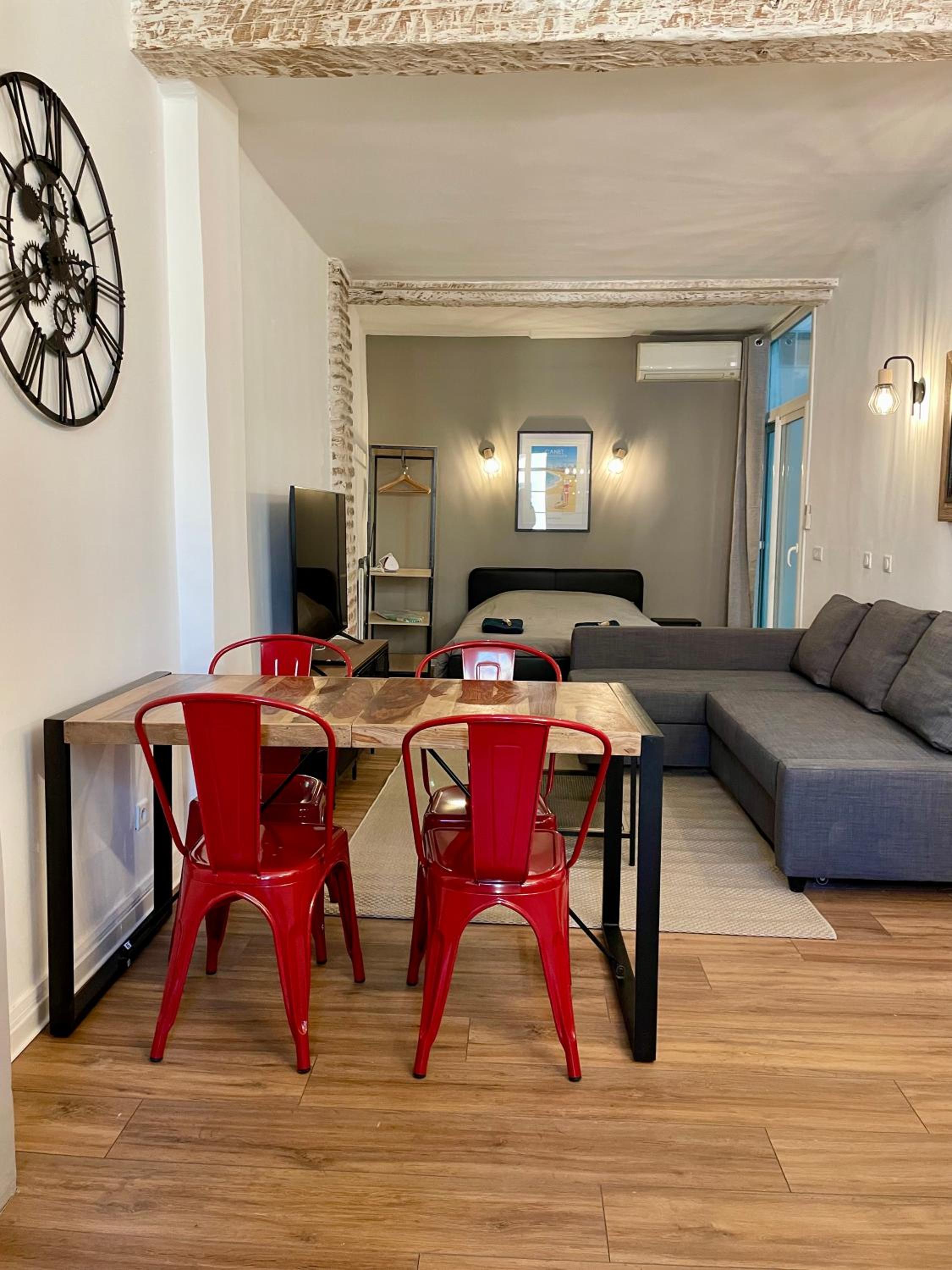 One-Bedroom Apartment - Photo 8