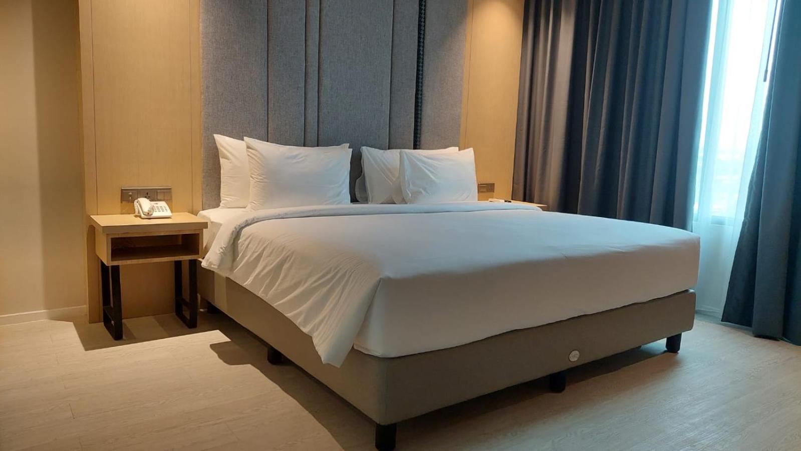 Deluxe Double Room - Photo 11