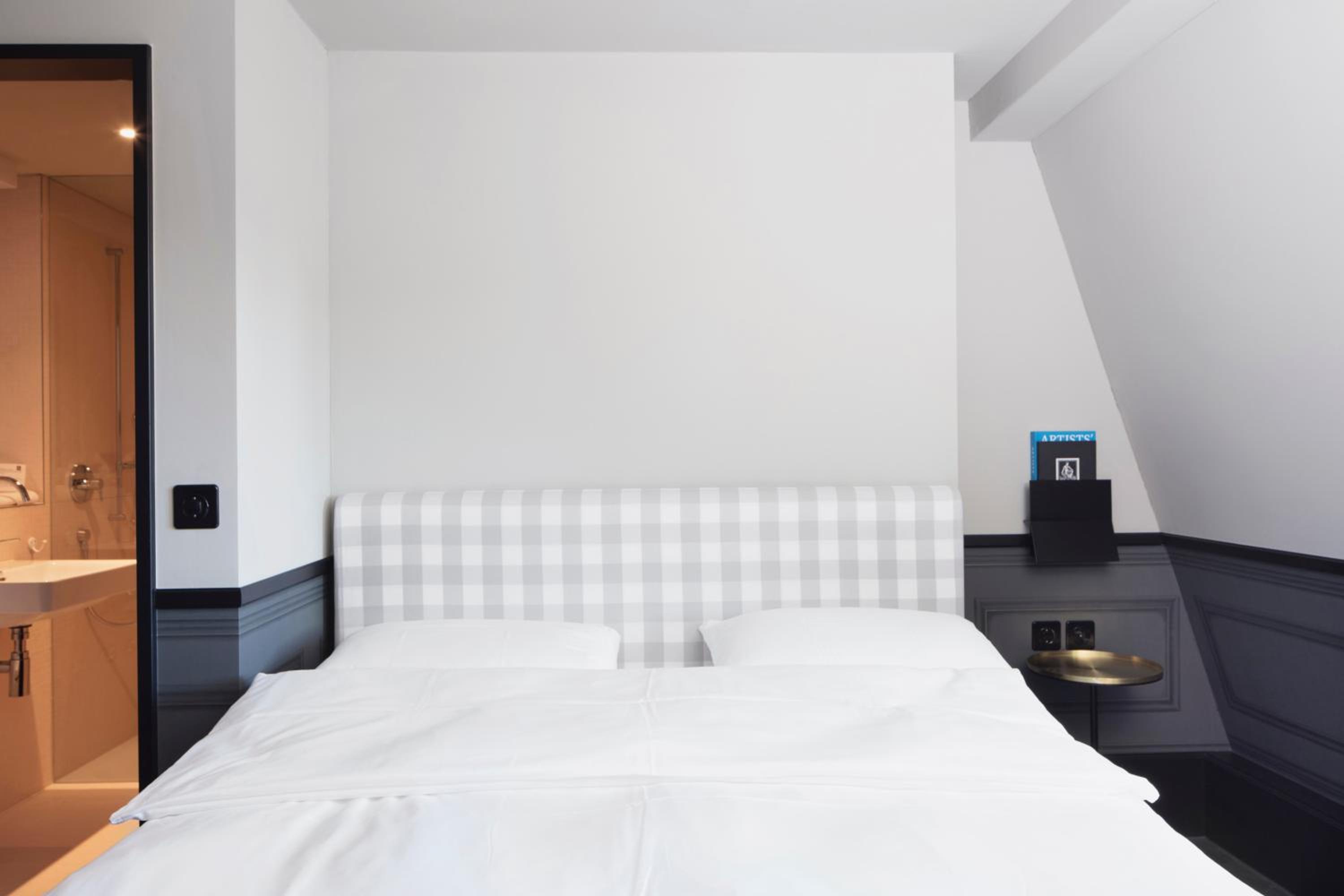 Medium Double Room - Photo 3
