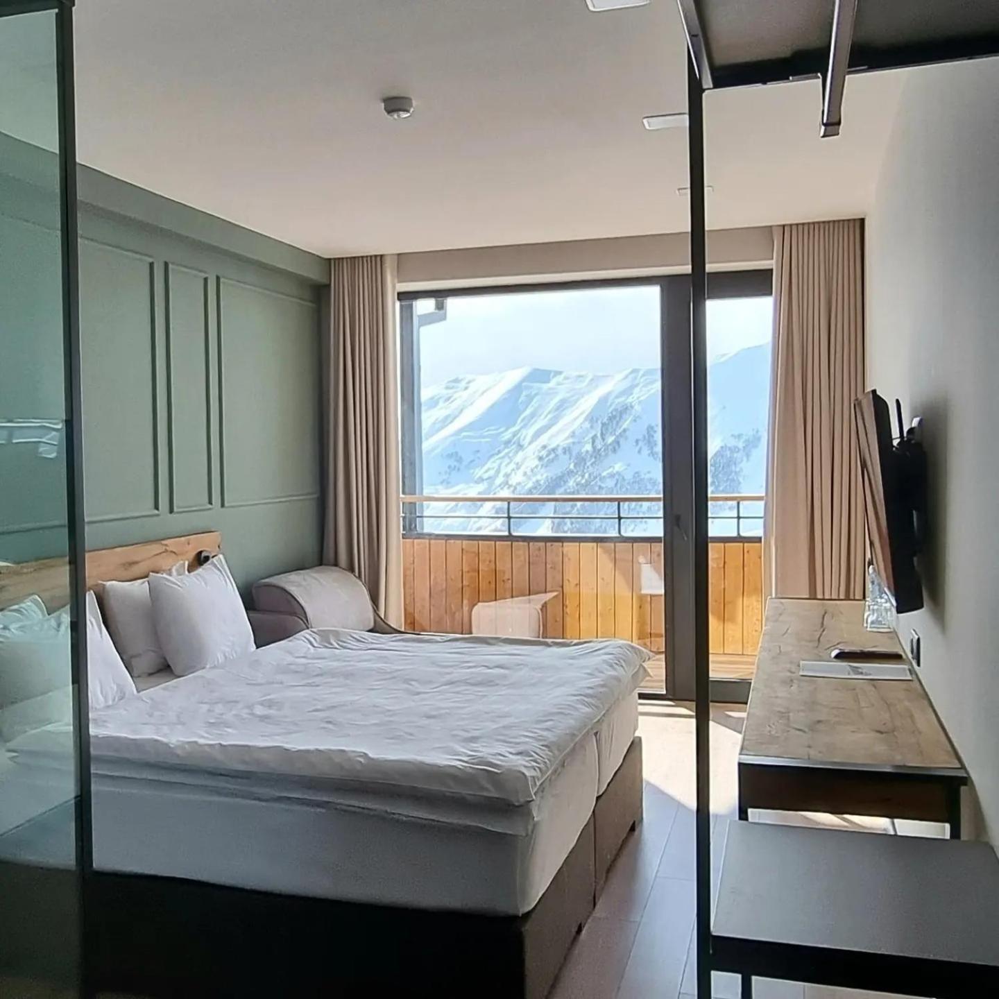 Superior Double or Twin Room with Balcony and Mountain View photo 3