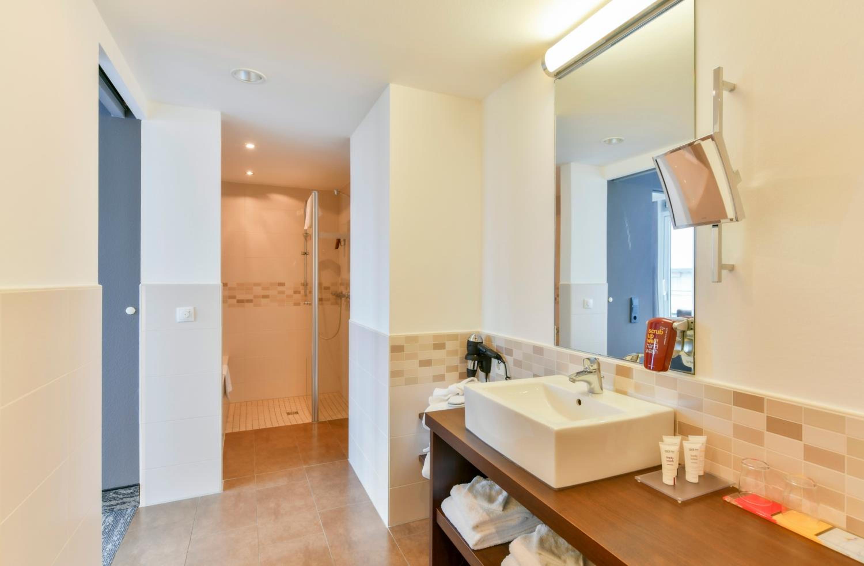 King Suite with Balcony - Top Floor/Non-Smoking - Photo 3