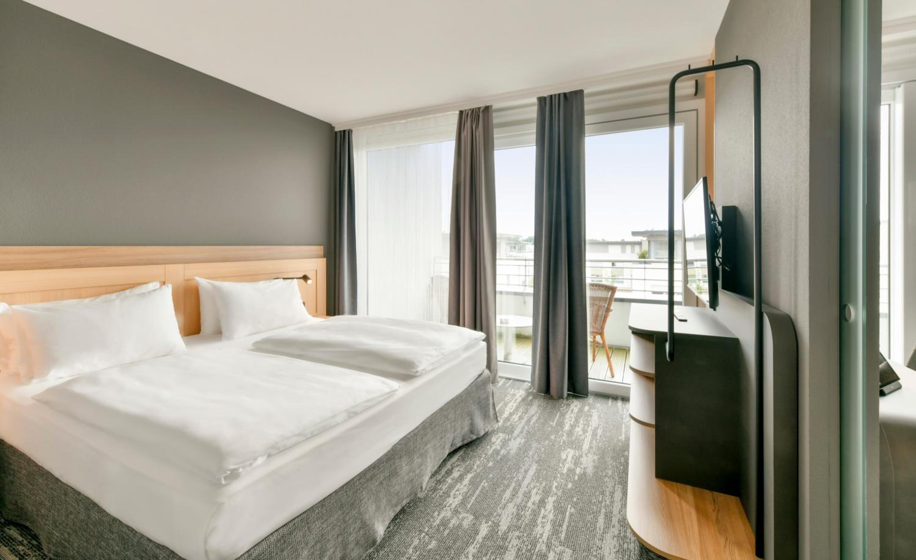 King Suite with Balcony - Top Floor/Non-Smoking - Photo 7