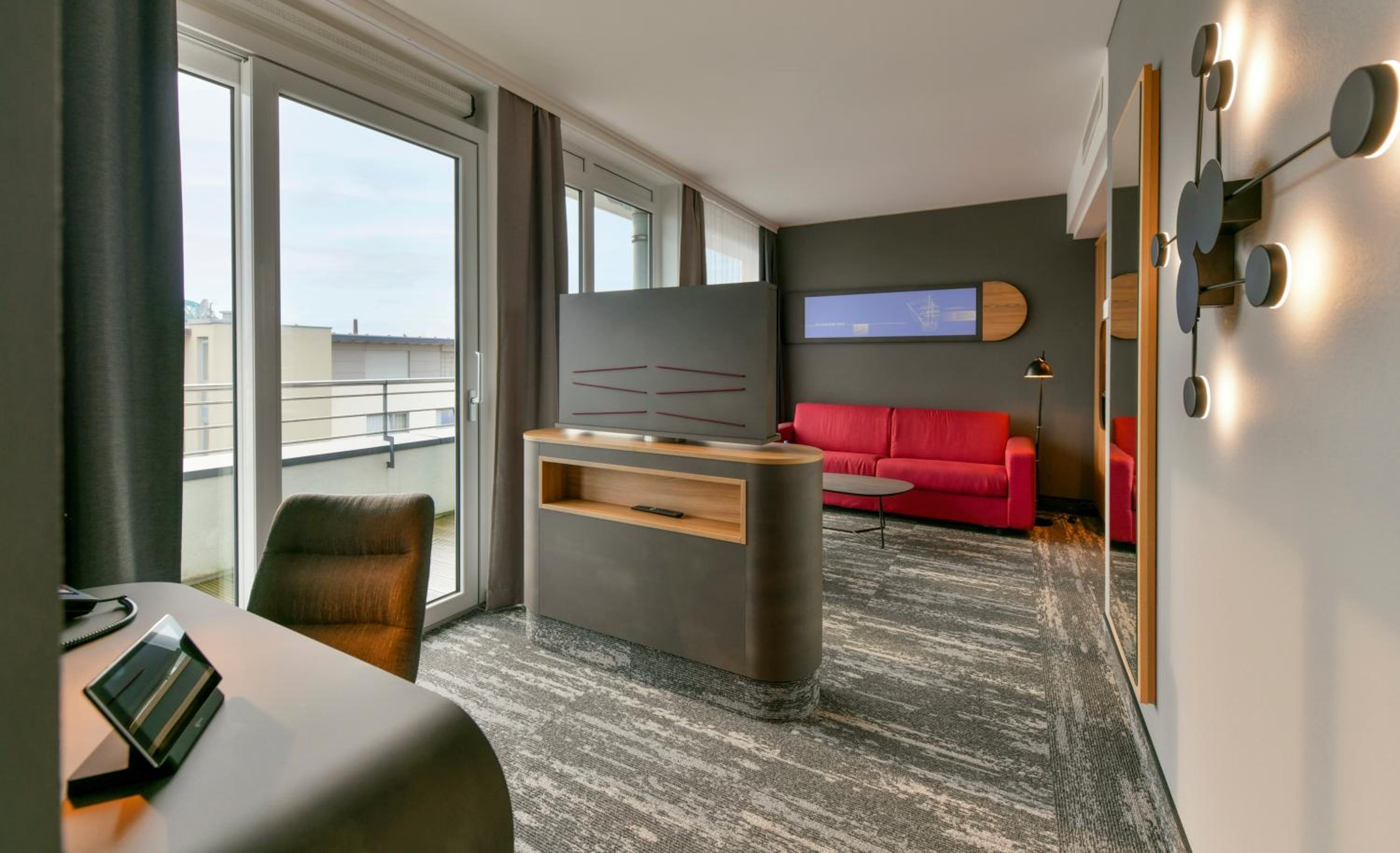 King Suite with Balcony - Top Floor/Non-Smoking - Photo 6