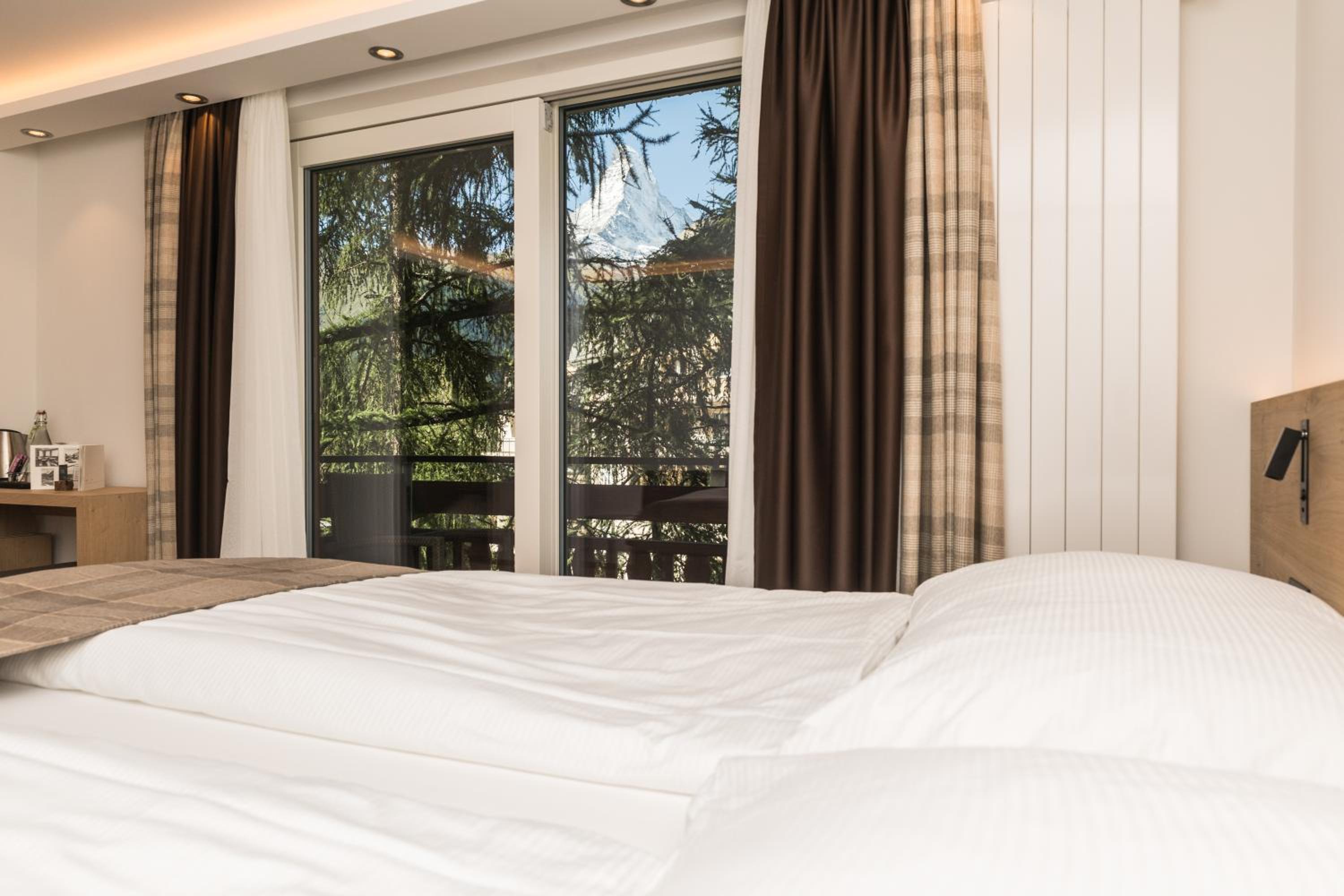 Basic Double or Twin Room with Balcony and Matterhorn View - Photo 7