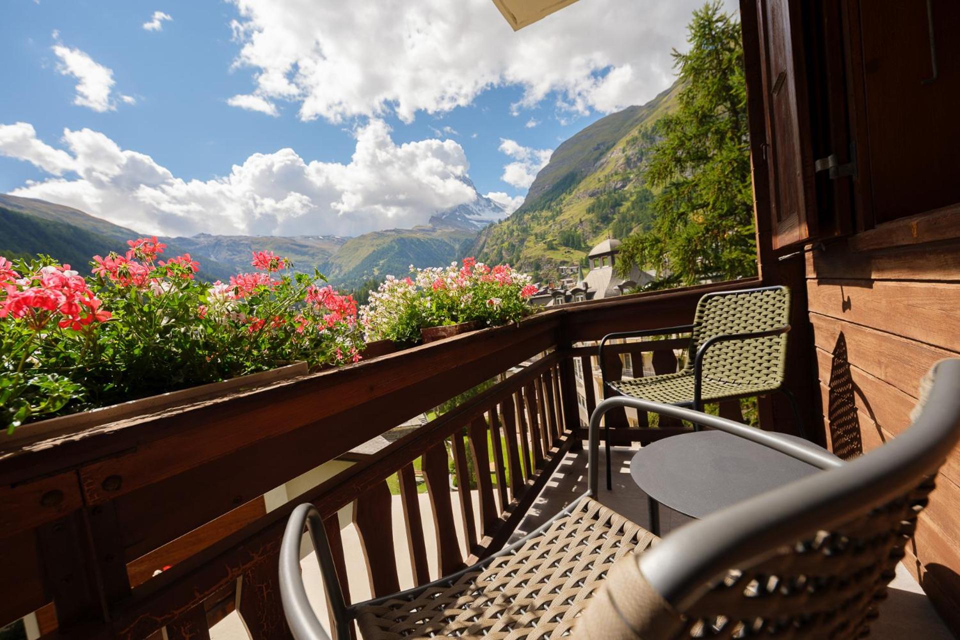 Chalet Double Room with Balcony and Matterhorn View - Photo 12