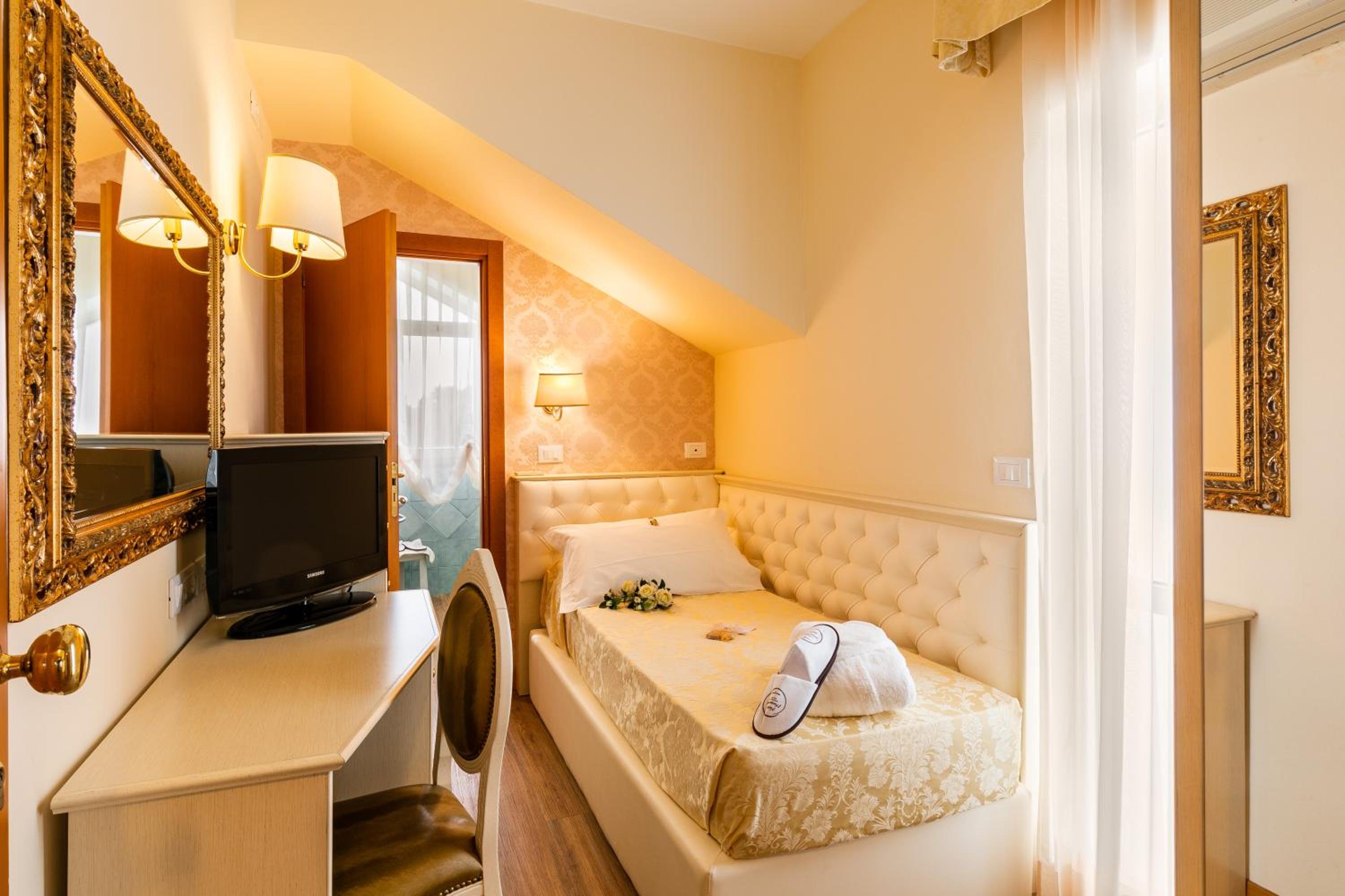 Single Room with Terrace