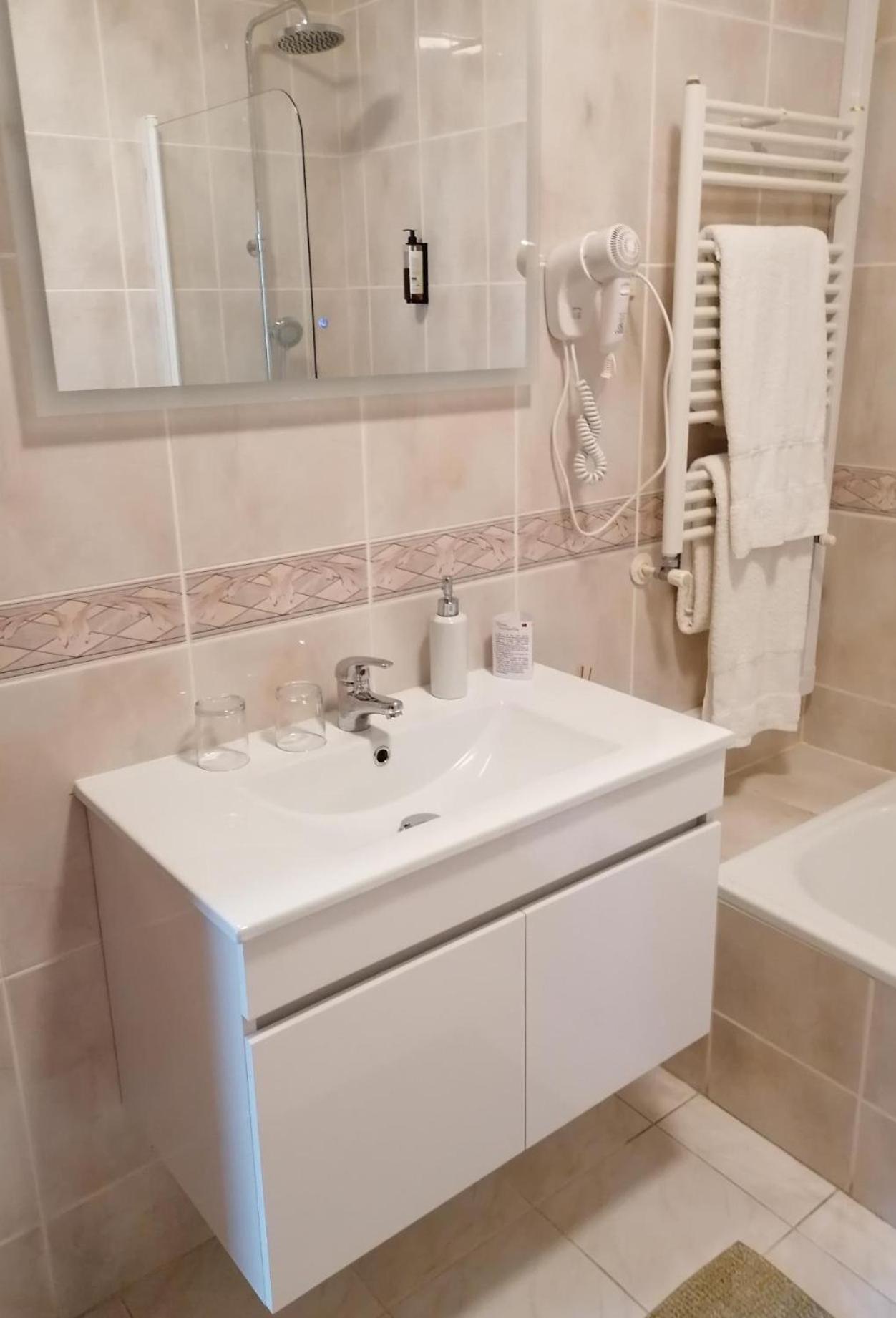 Double or Twin Room - Photo 12