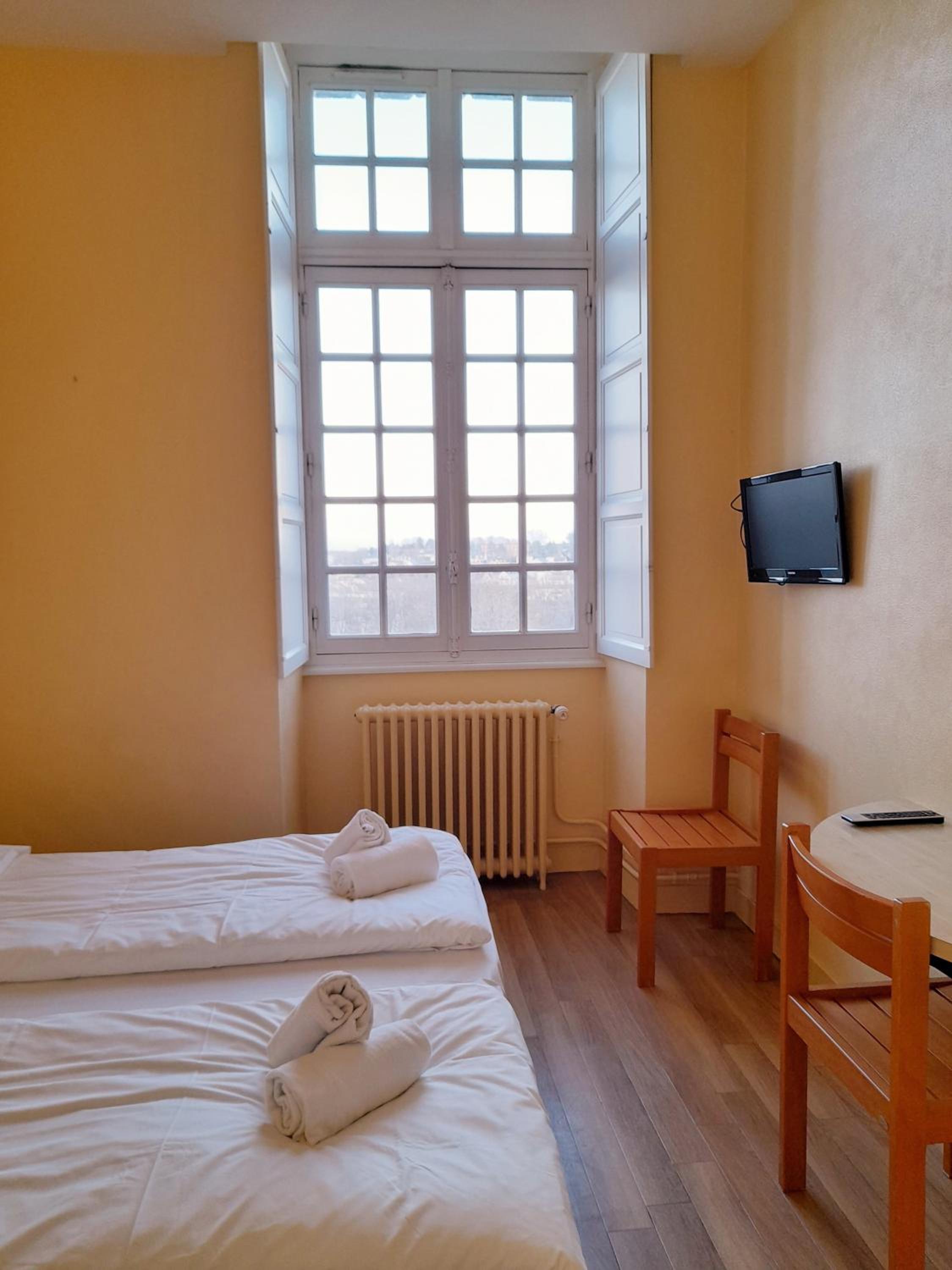 Twin Room with TV - Photo 2