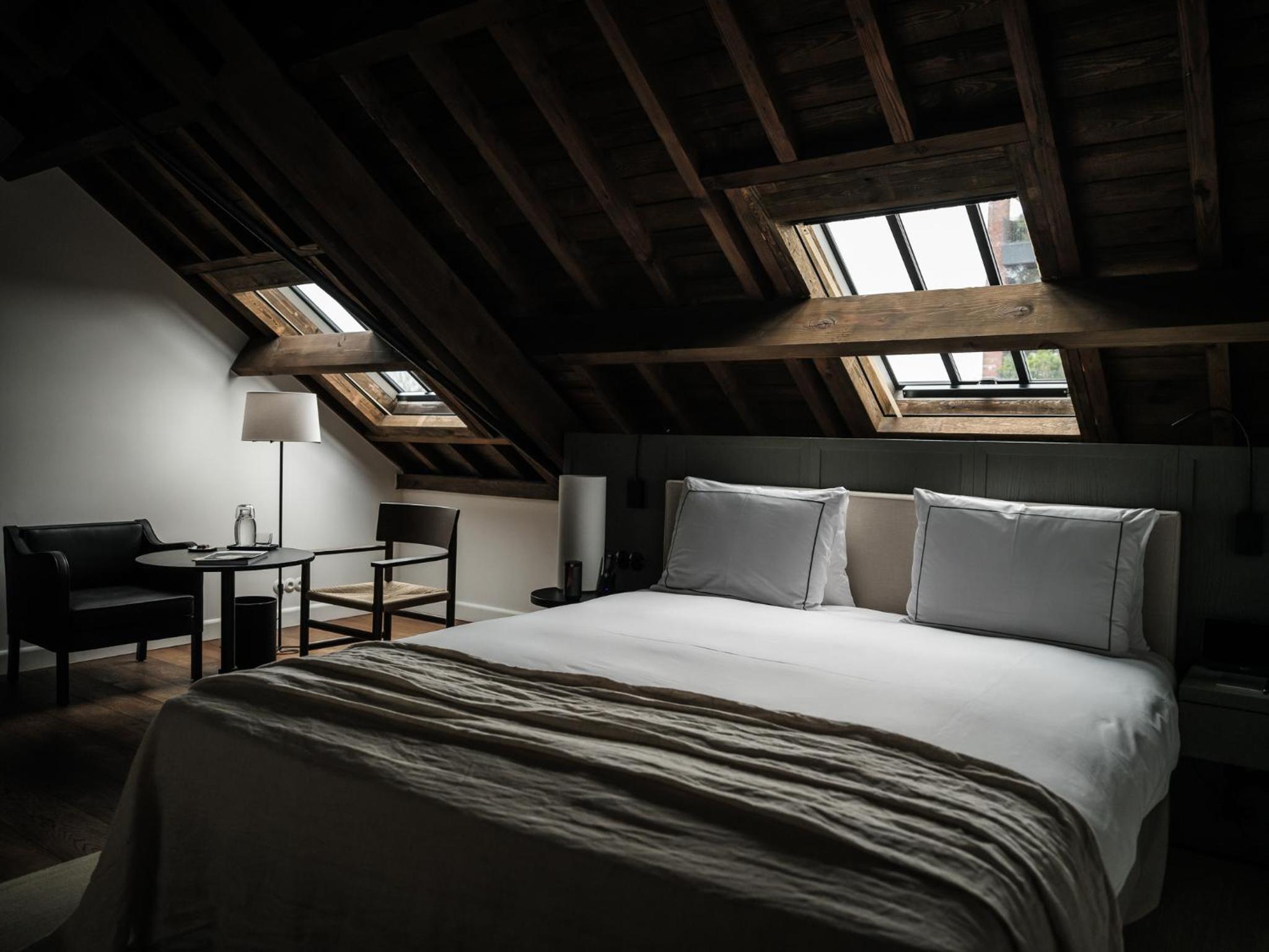 Deluxe Double Room with Bath - Photo 7