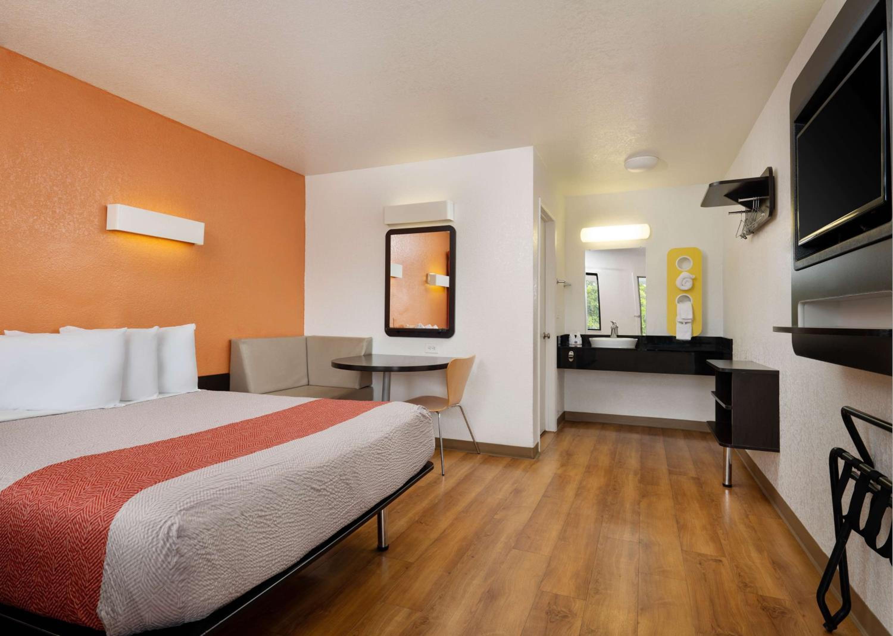 Queen Room photo 1