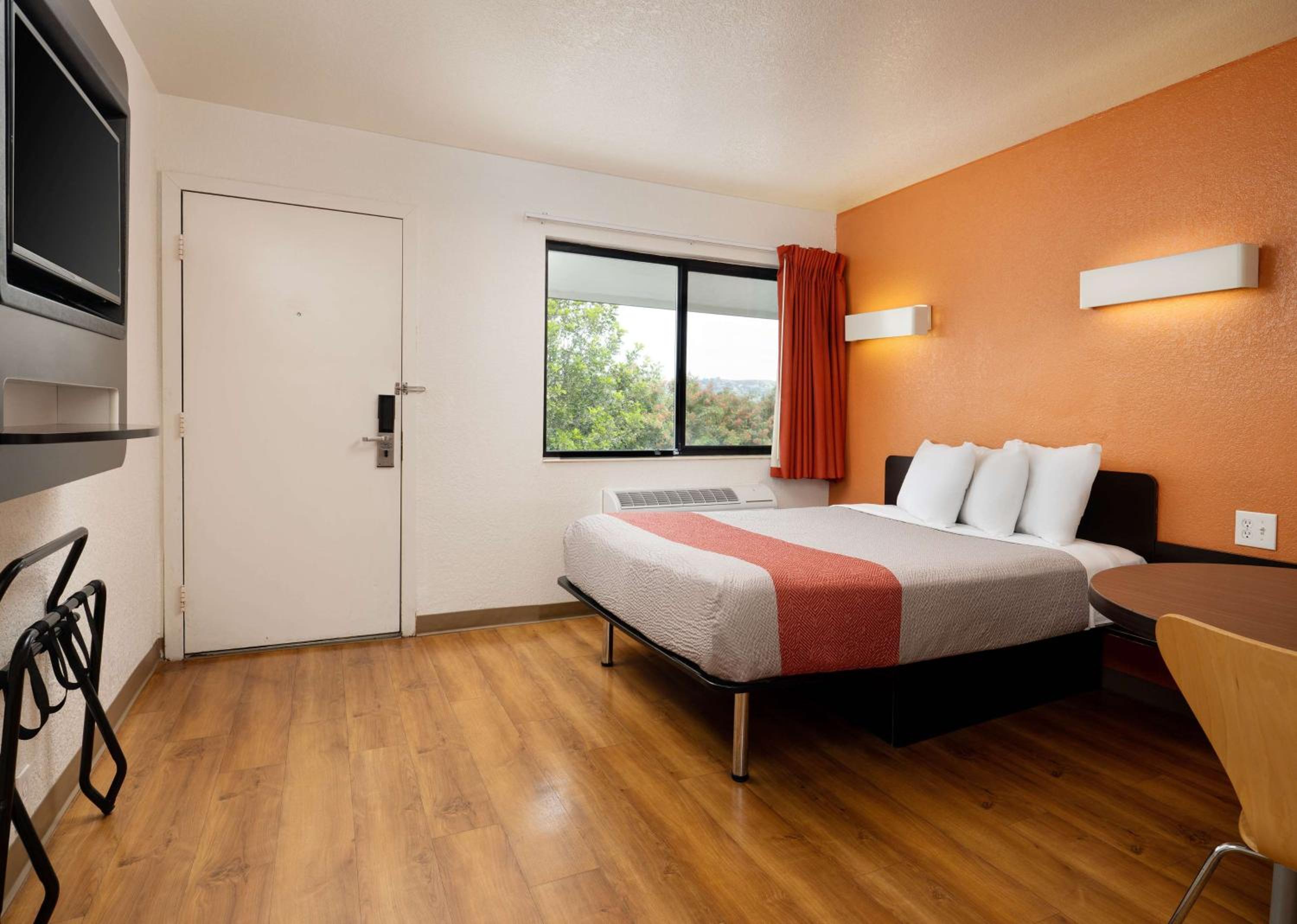 Queen Room photo 3