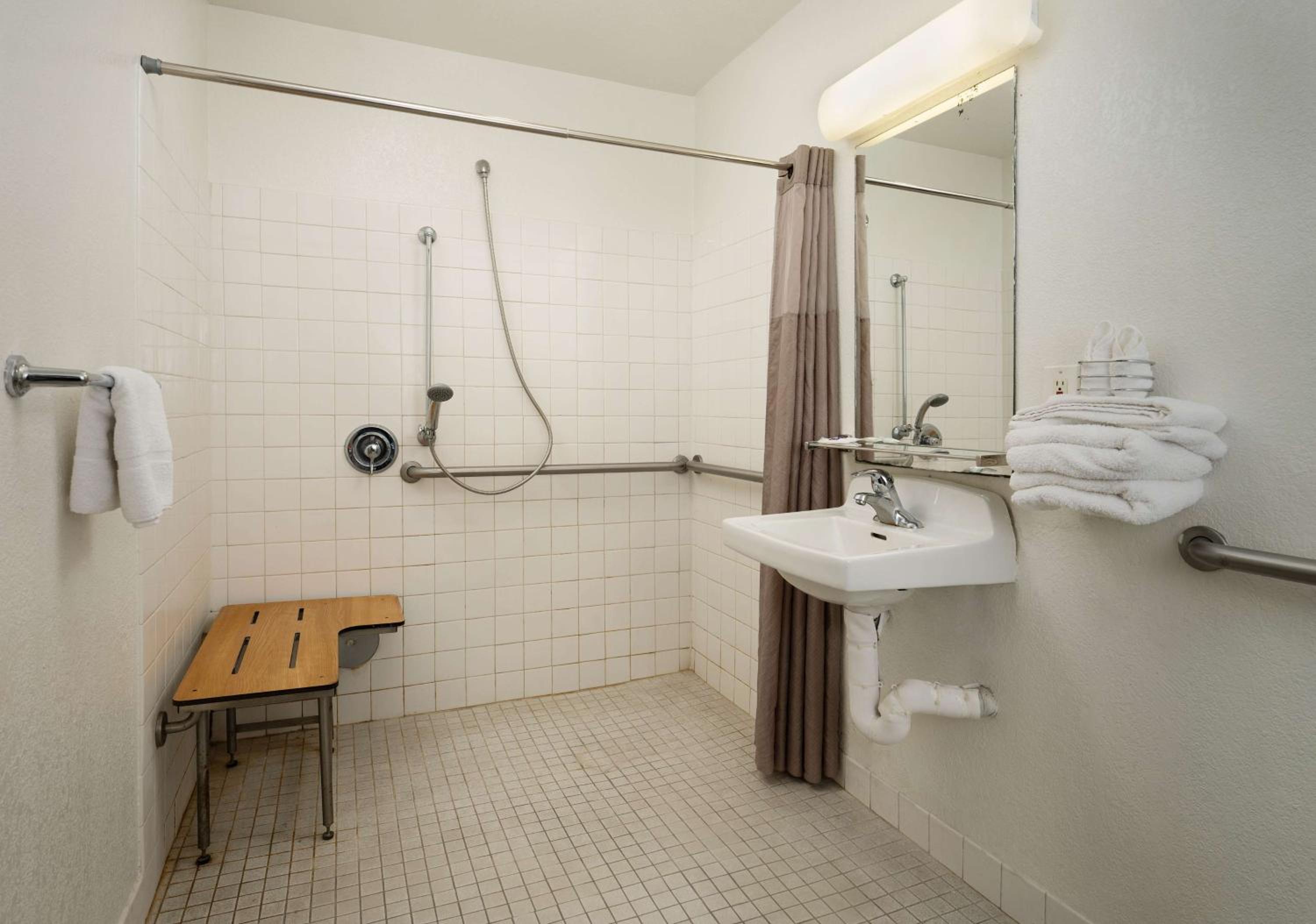Double Room - Disability Access - Roll In Shower photo 3
