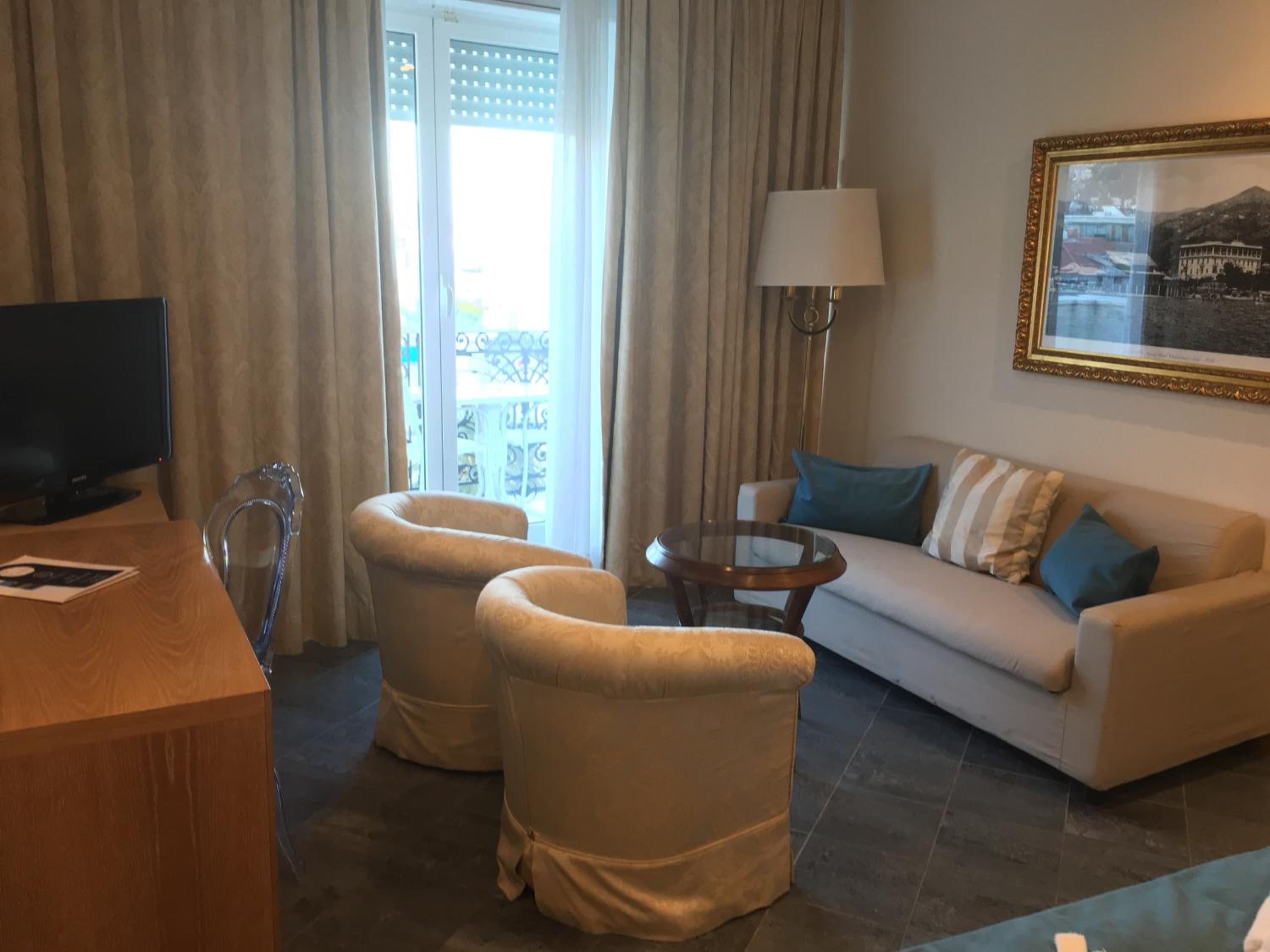 Junior Suite with Balcony - Photo 2