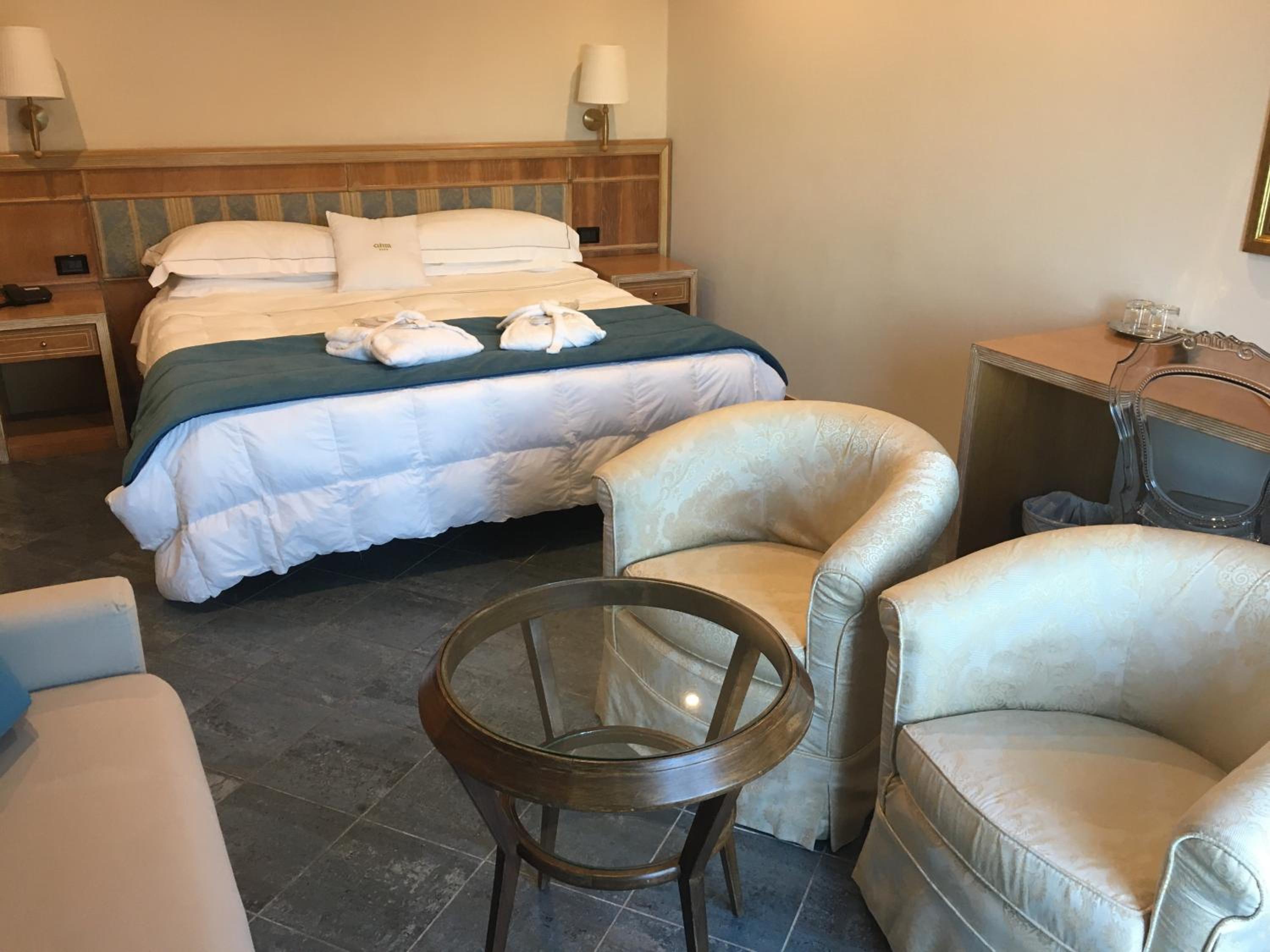 Junior Suite with Balcony - Photo 15