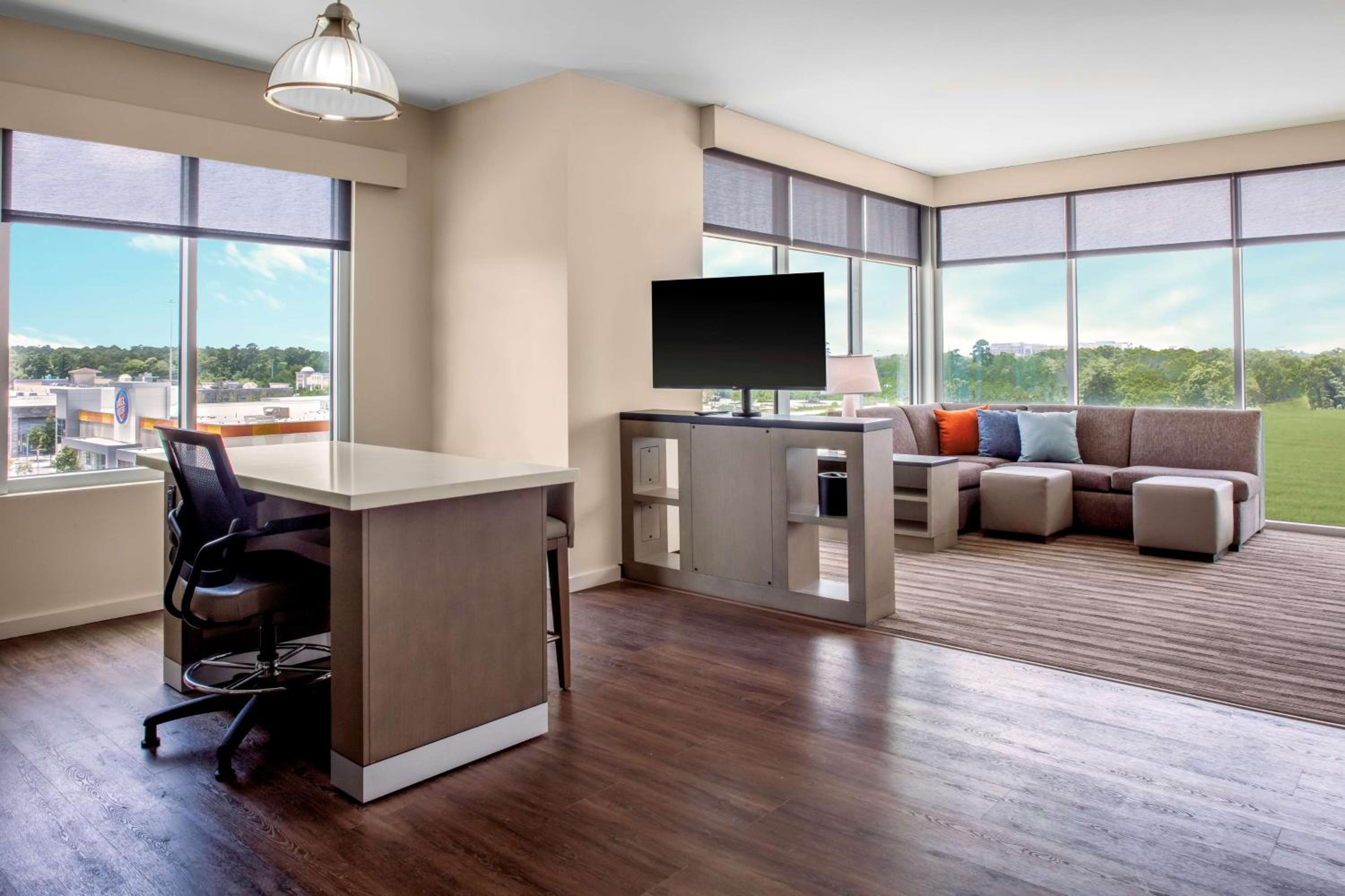 One-Bedroom King Suite with Bathtub - Mobility Access - Photo 3