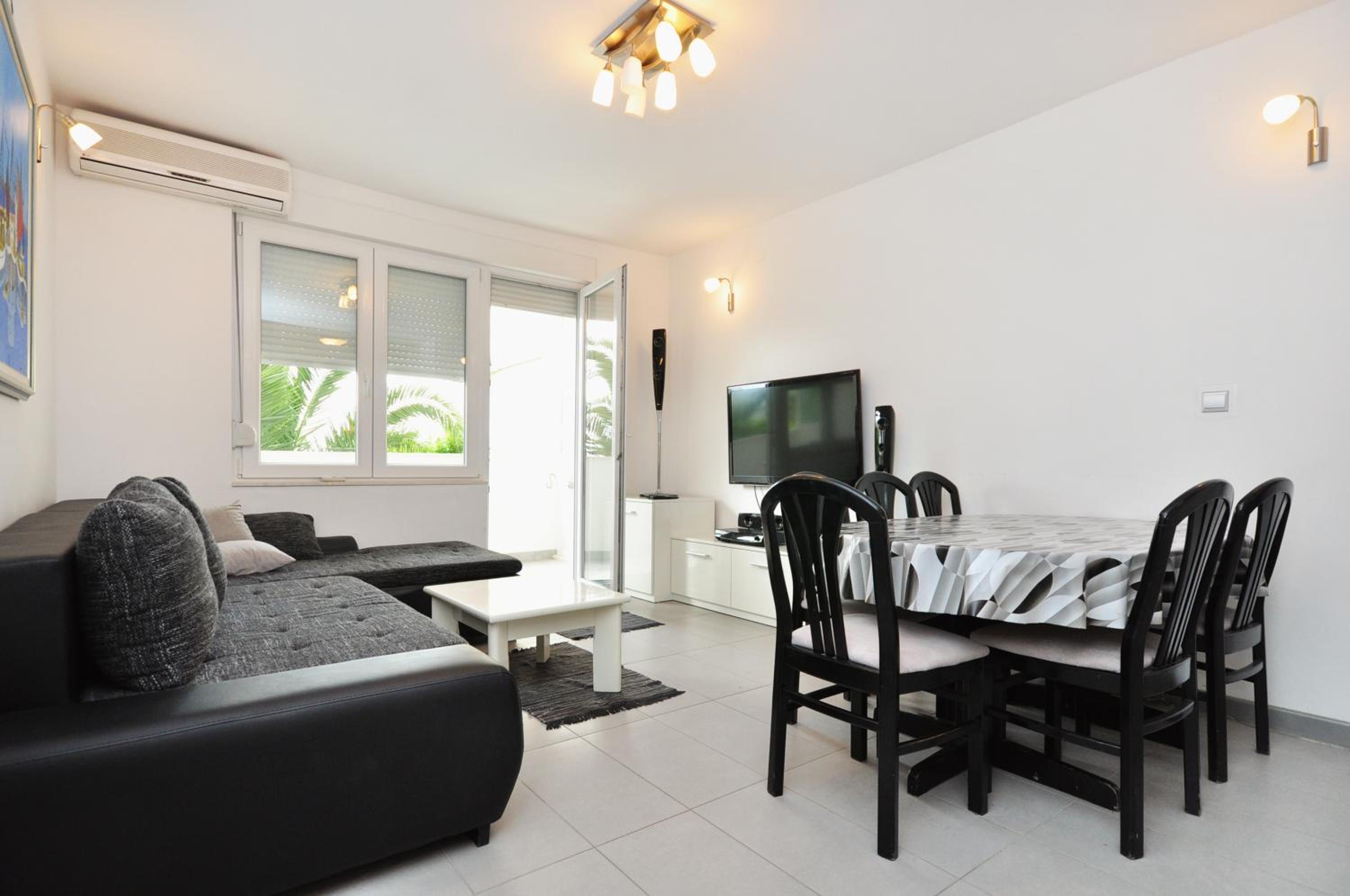 Apartment with Terrace - Photo 9