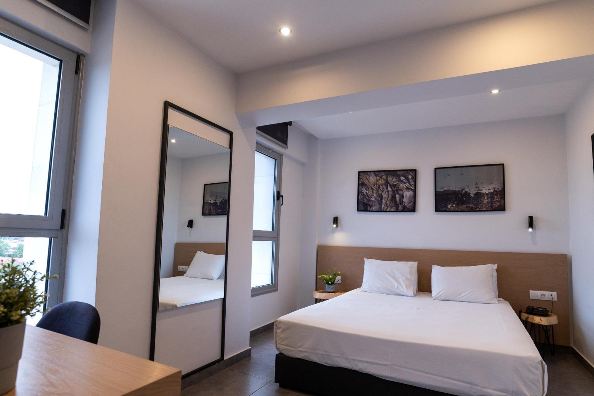 Standard Double or Twin Room with Sea View - Photo 7