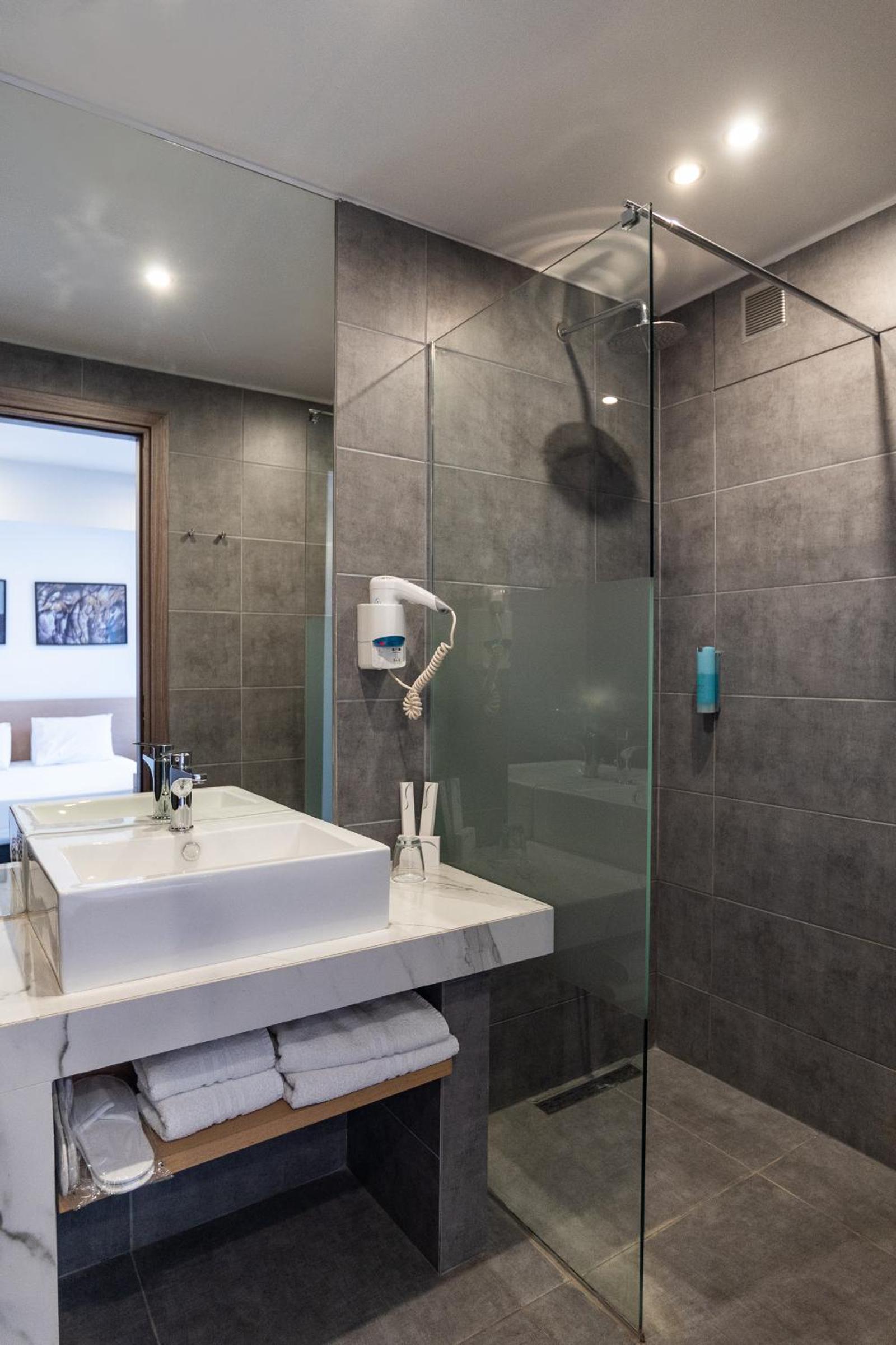 Standard Double or Twin Room with Sea View - Photo 2