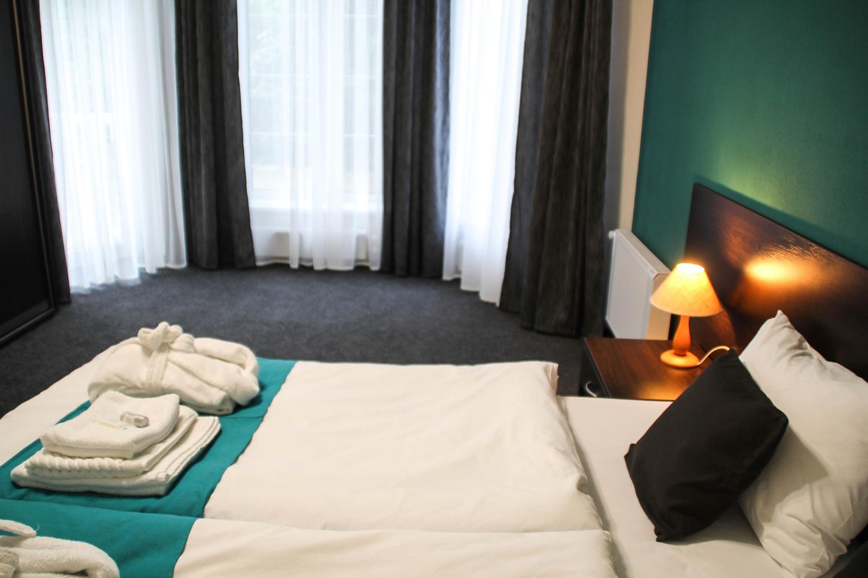 Economy Double or Twin Room with Balcony and Shared Bathroom photo 2