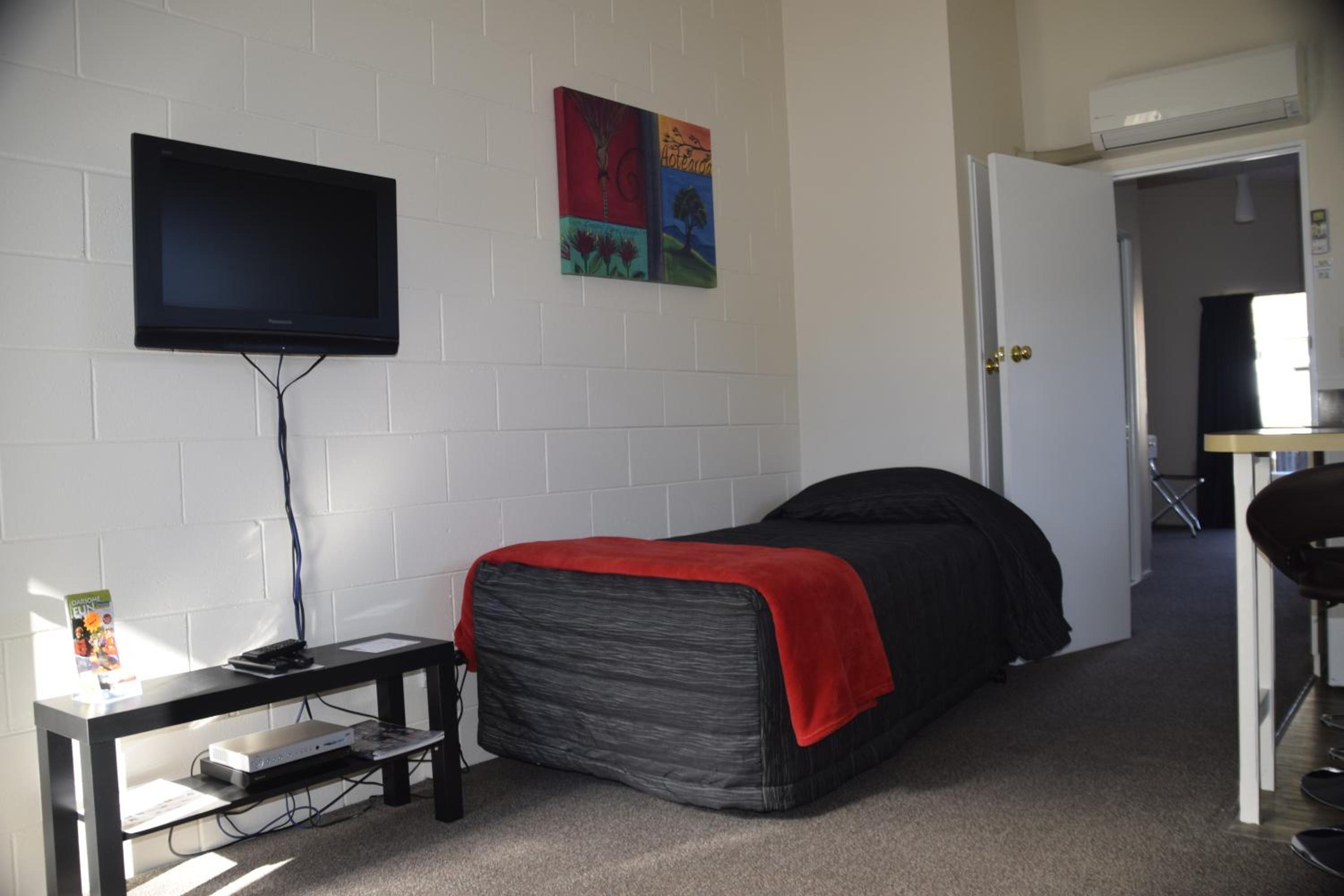 One-Bedroom Apartment - Photo 6