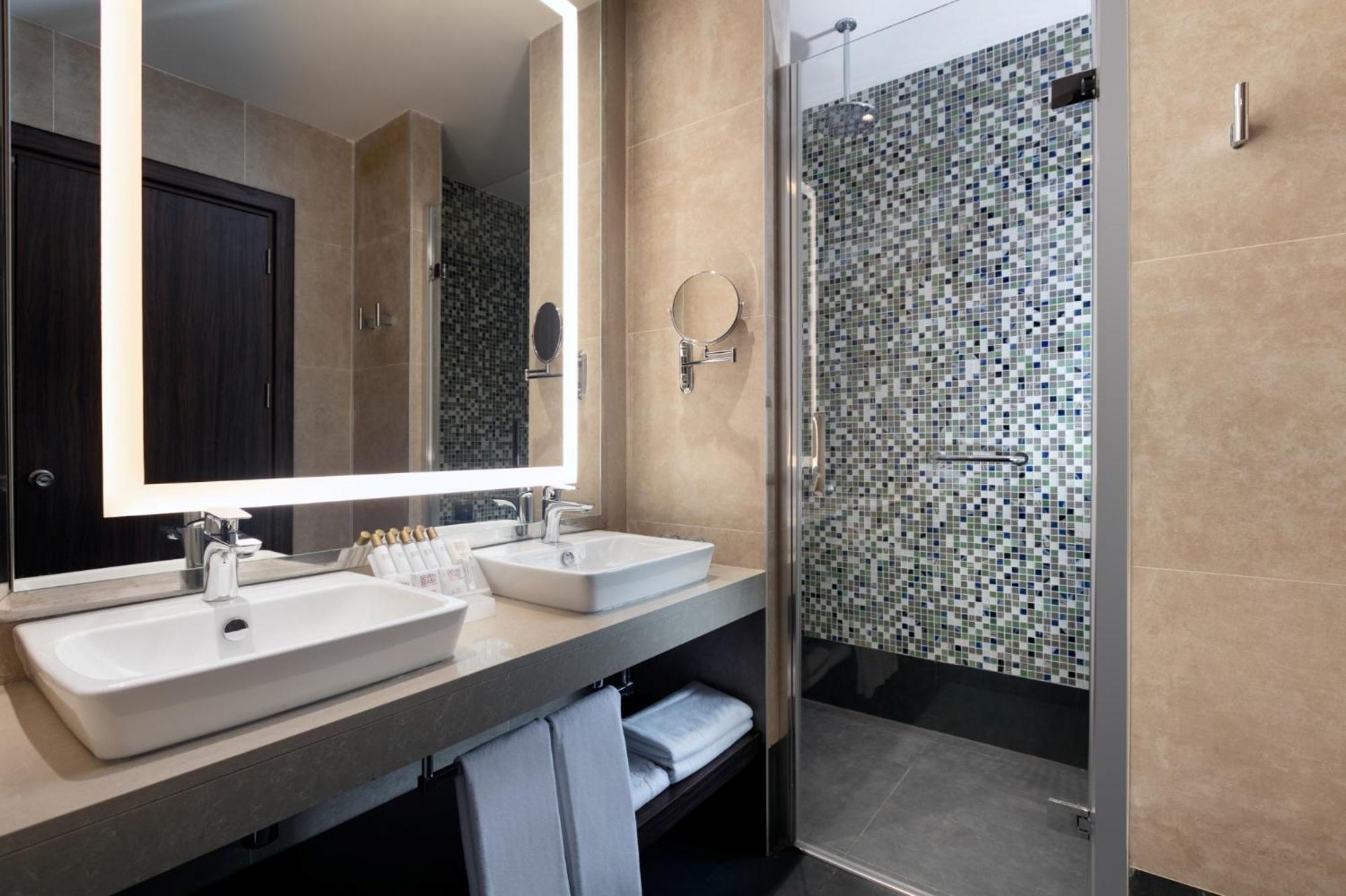 Deluxe Room (2 Adults + 1 Child) thumbnail 5